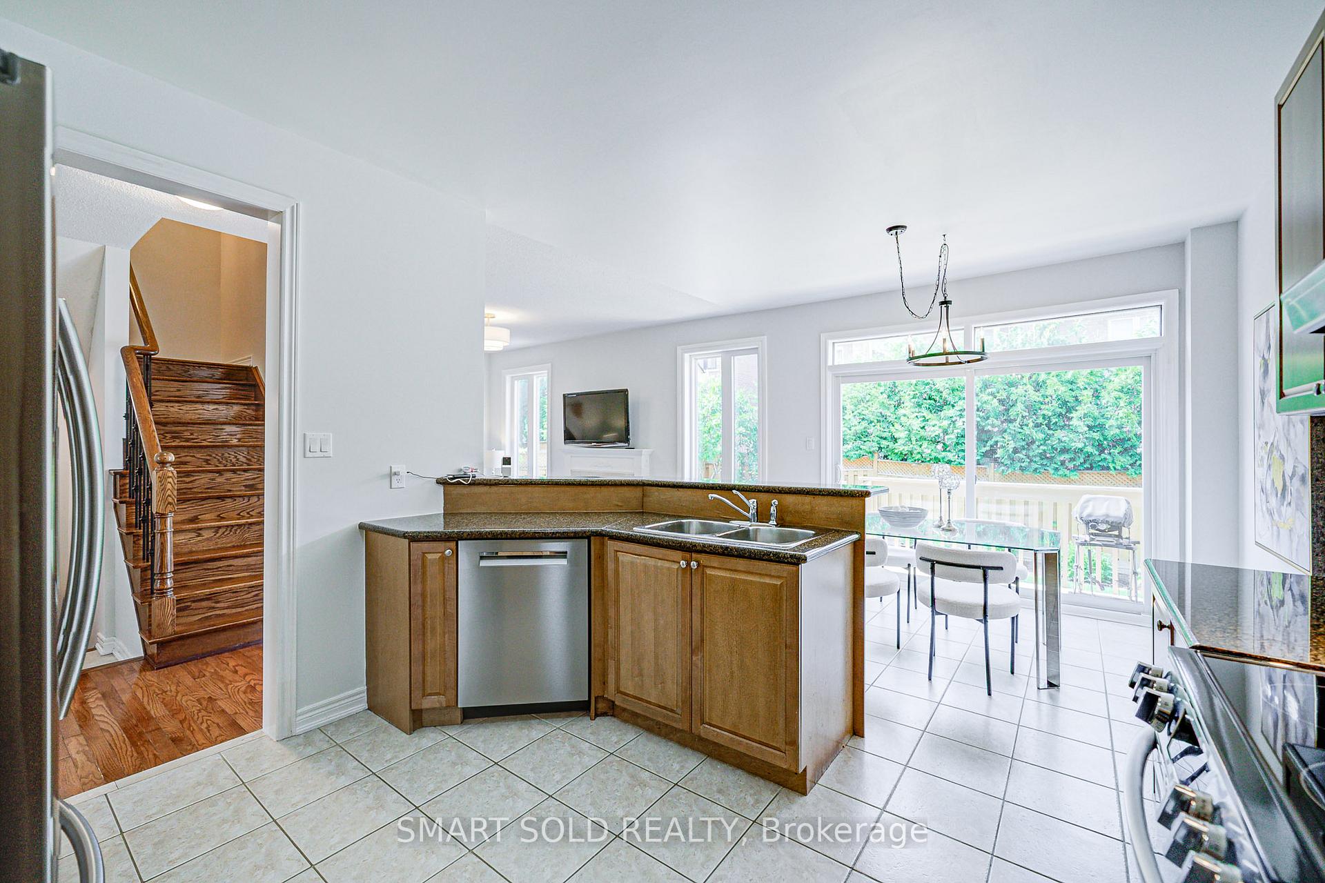 Photo 16 of 24 Burgundy Trail, Vaughan, Patterson — HOMEH