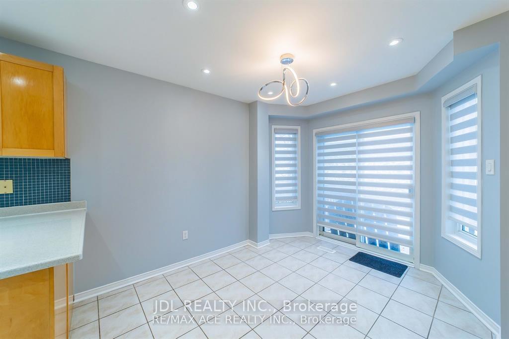 Photo 3 of 65 Blackthorn Drive, Vaughan, Maple — HOMEH