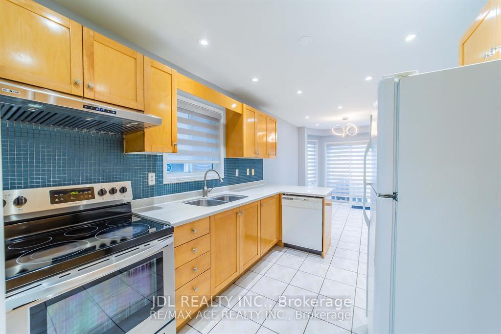 Photo 4 of 65 Blackthorn Drive, Vaughan, Maple — HOMEH
