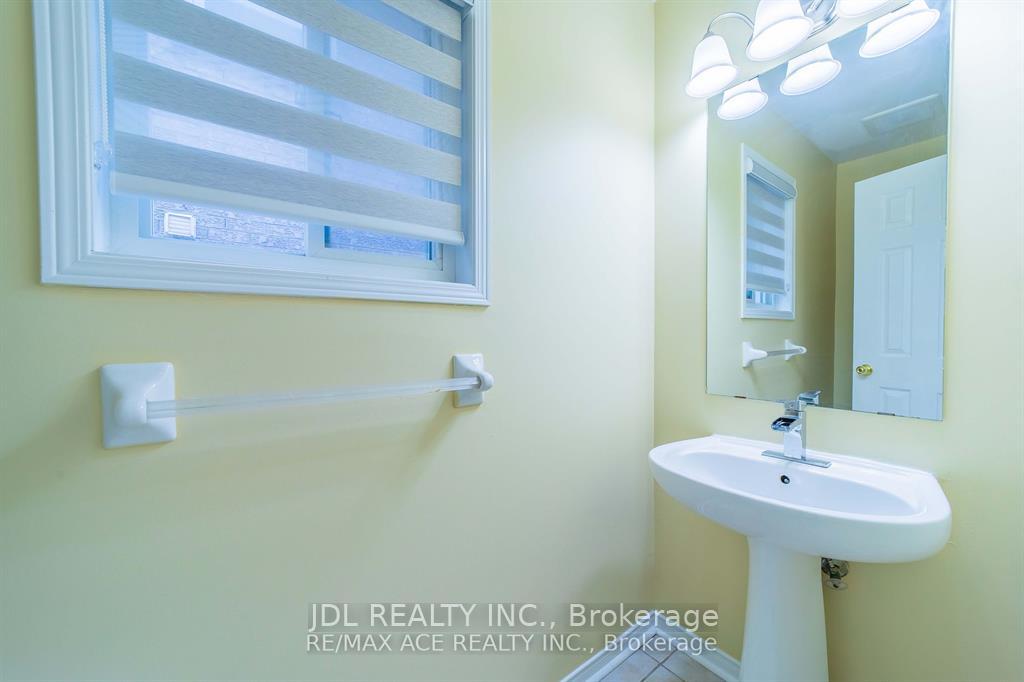 Photo 5 of 65 Blackthorn Drive, Vaughan, Maple — HOMEH