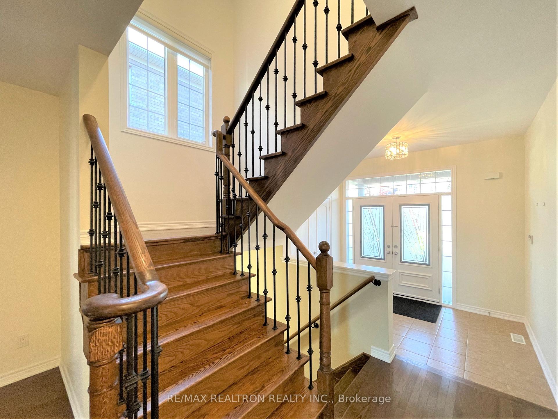 Photo 3 of 205 Vanda Drive, Vaughan, Patterson — HOMEH