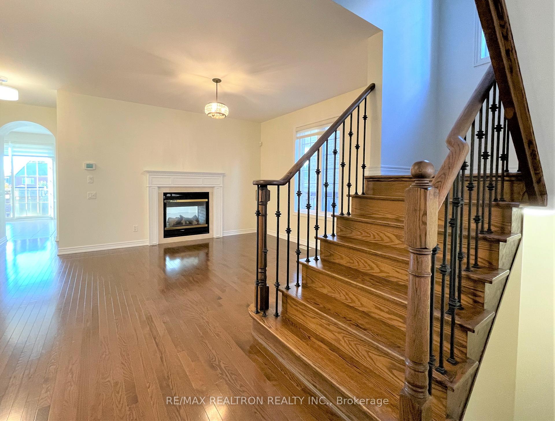 Photo 4 of 205 Vanda Drive, Vaughan, Patterson — HOMEH