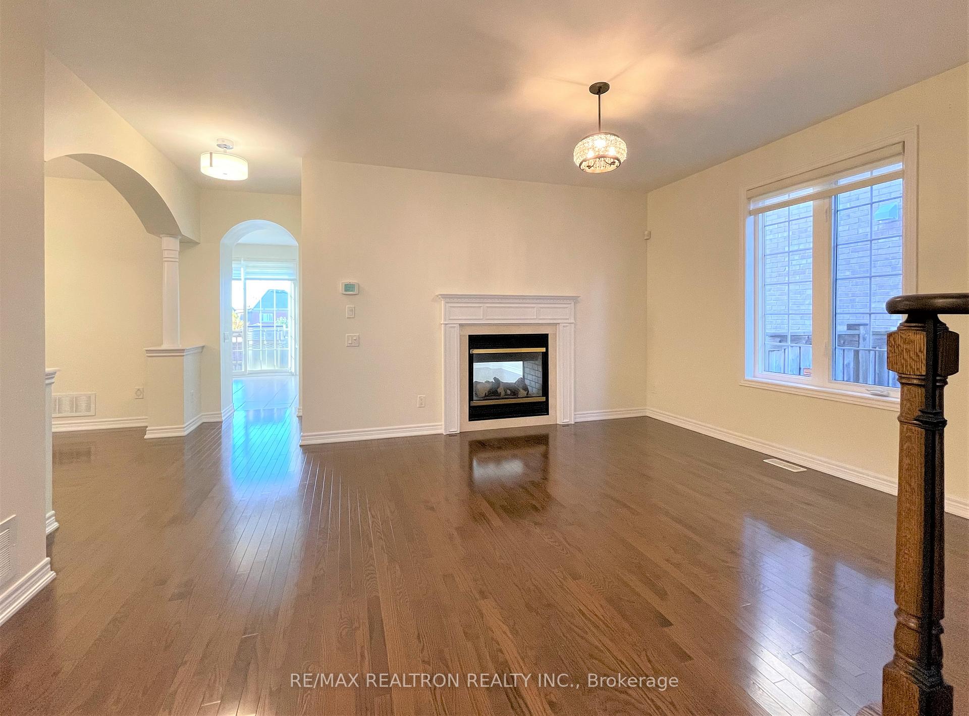 Photo 5 of 205 Vanda Drive, Vaughan, Patterson — HOMEH