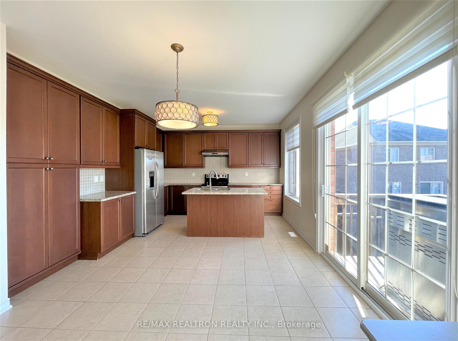 Photo 12 of 205 Vanda Drive, Vaughan, Patterson — HOMEH