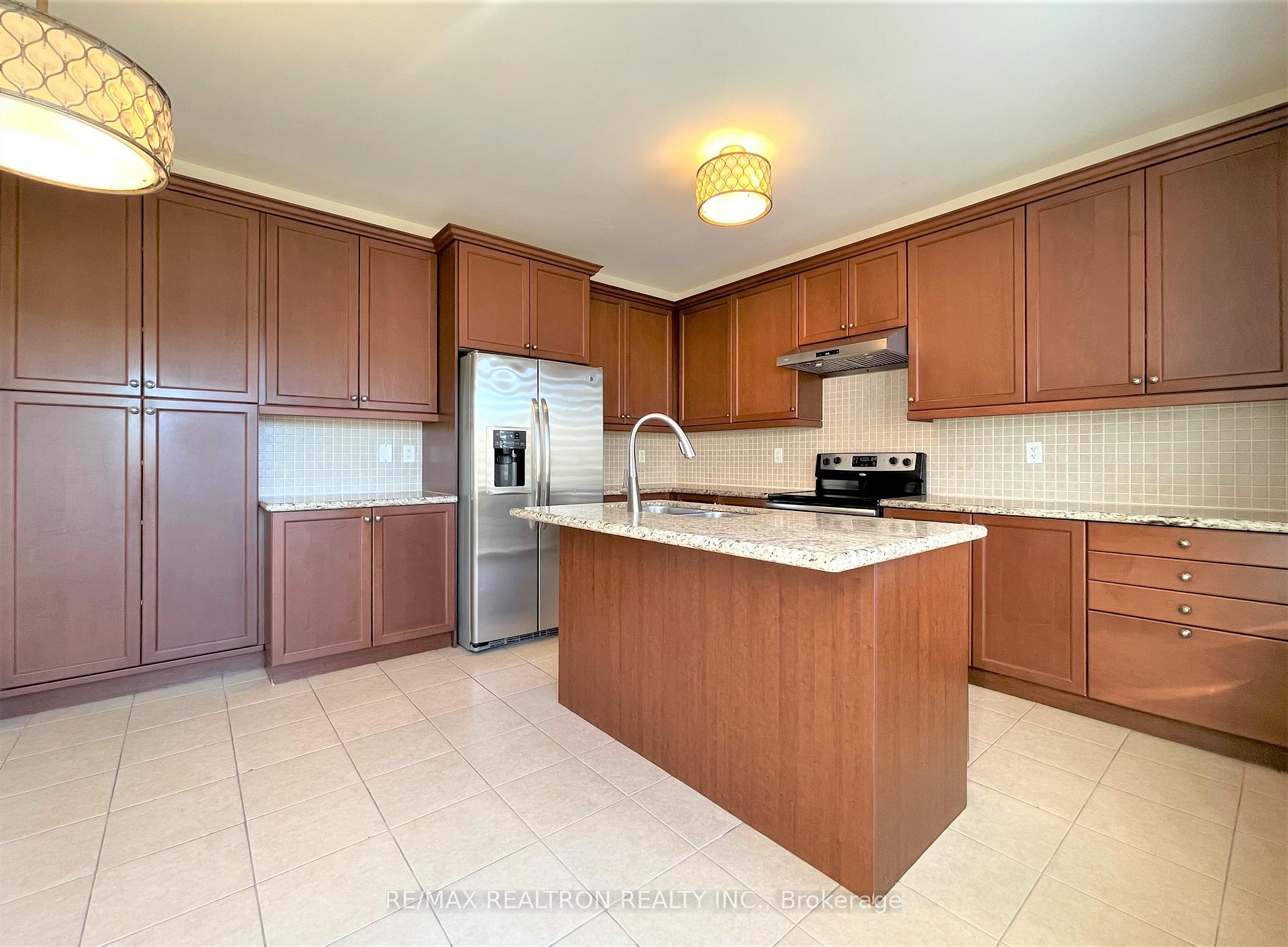 Photo 13 of 205 Vanda Drive, Vaughan, Patterson — HOMEH