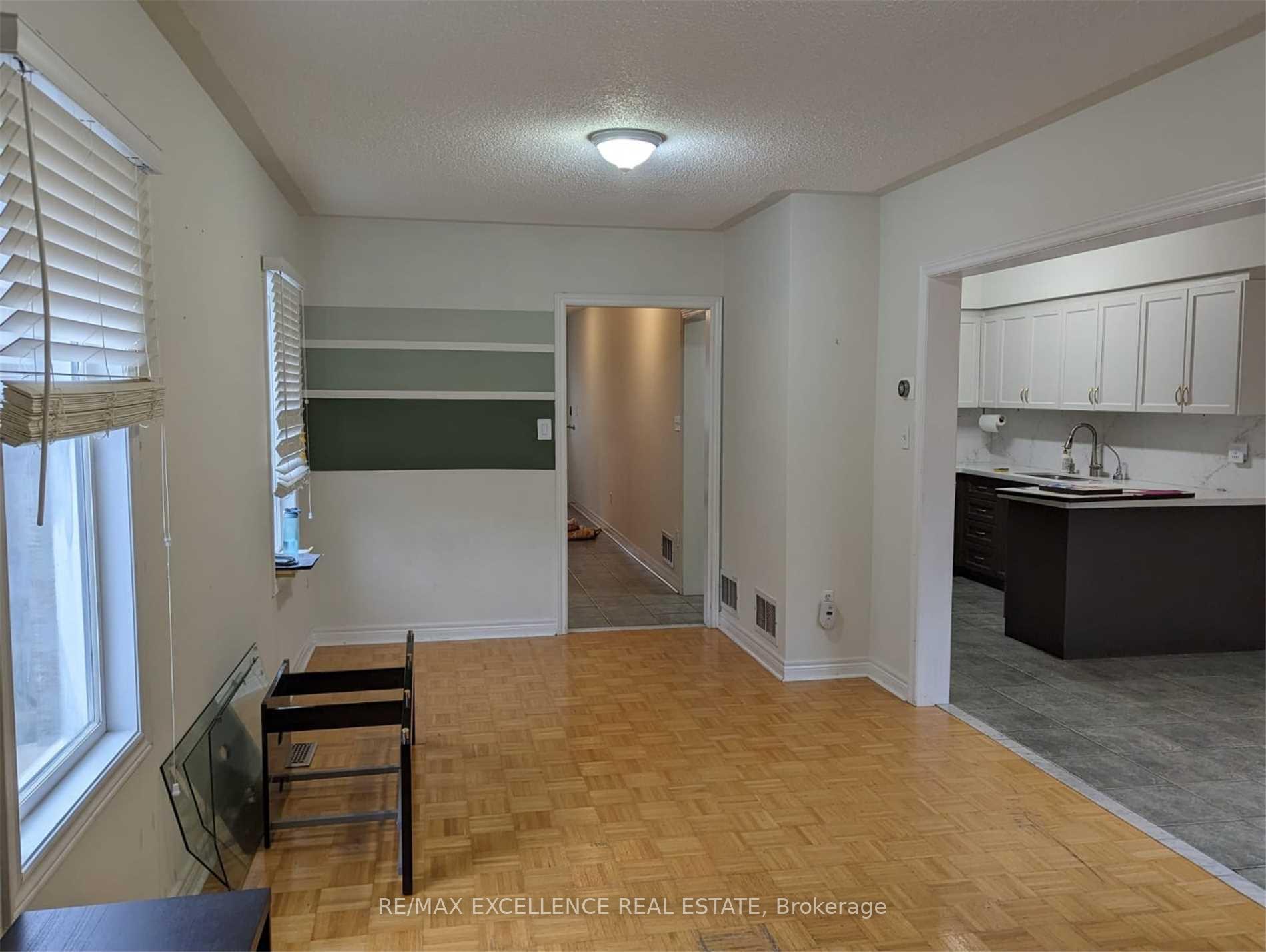 Photo 2 of 43 Foxchase Avenue, Vaughan, East Woodbridge — HOMEH