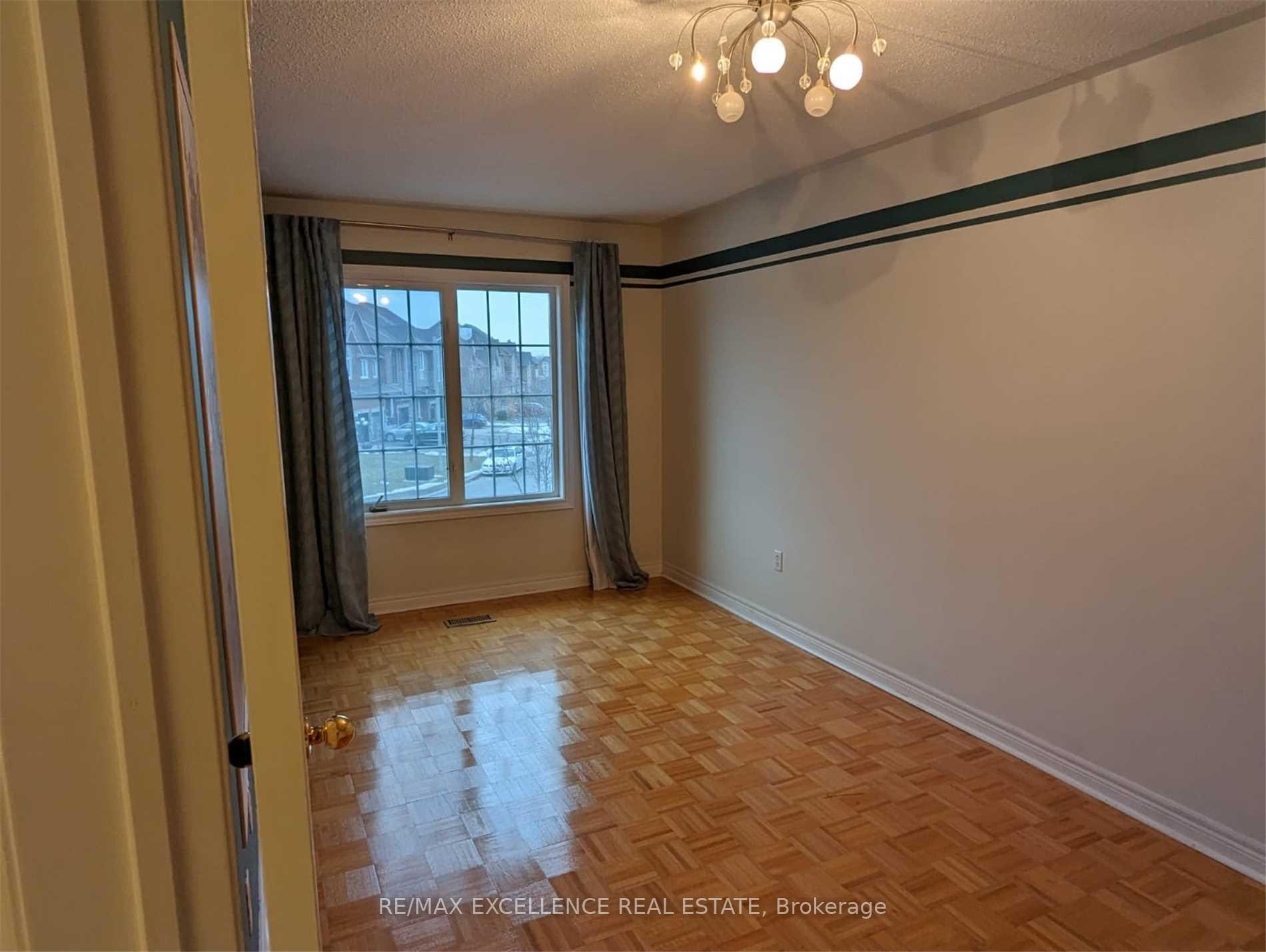 Photo 3 of 43 Foxchase Avenue, Vaughan, East Woodbridge — HOMEH