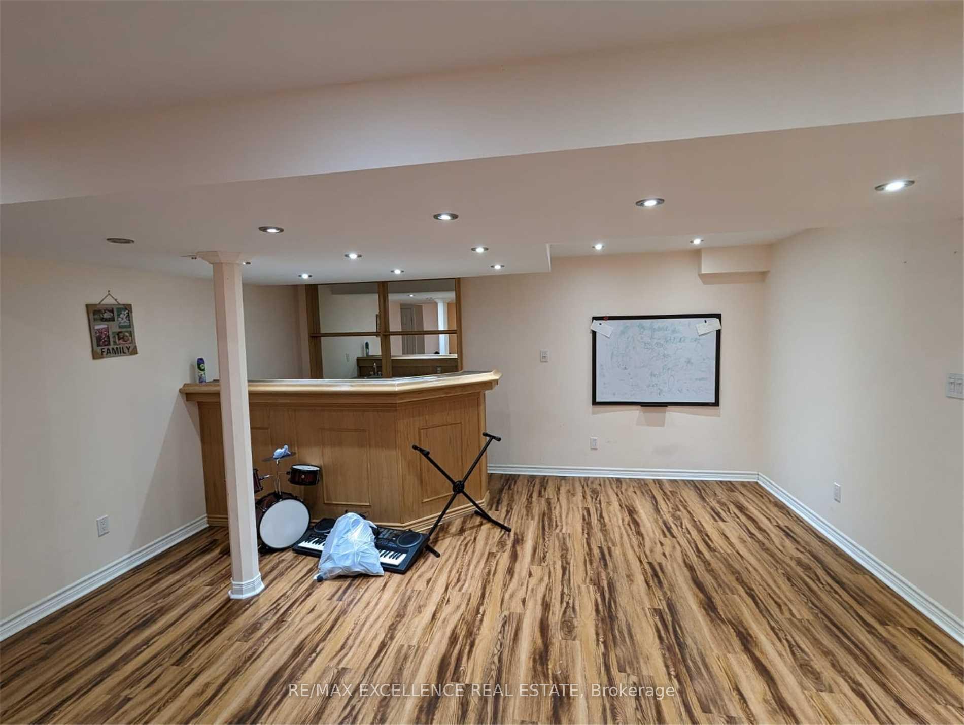 Photo 9 of 43 Foxchase Avenue, Vaughan, East Woodbridge — HOMEH