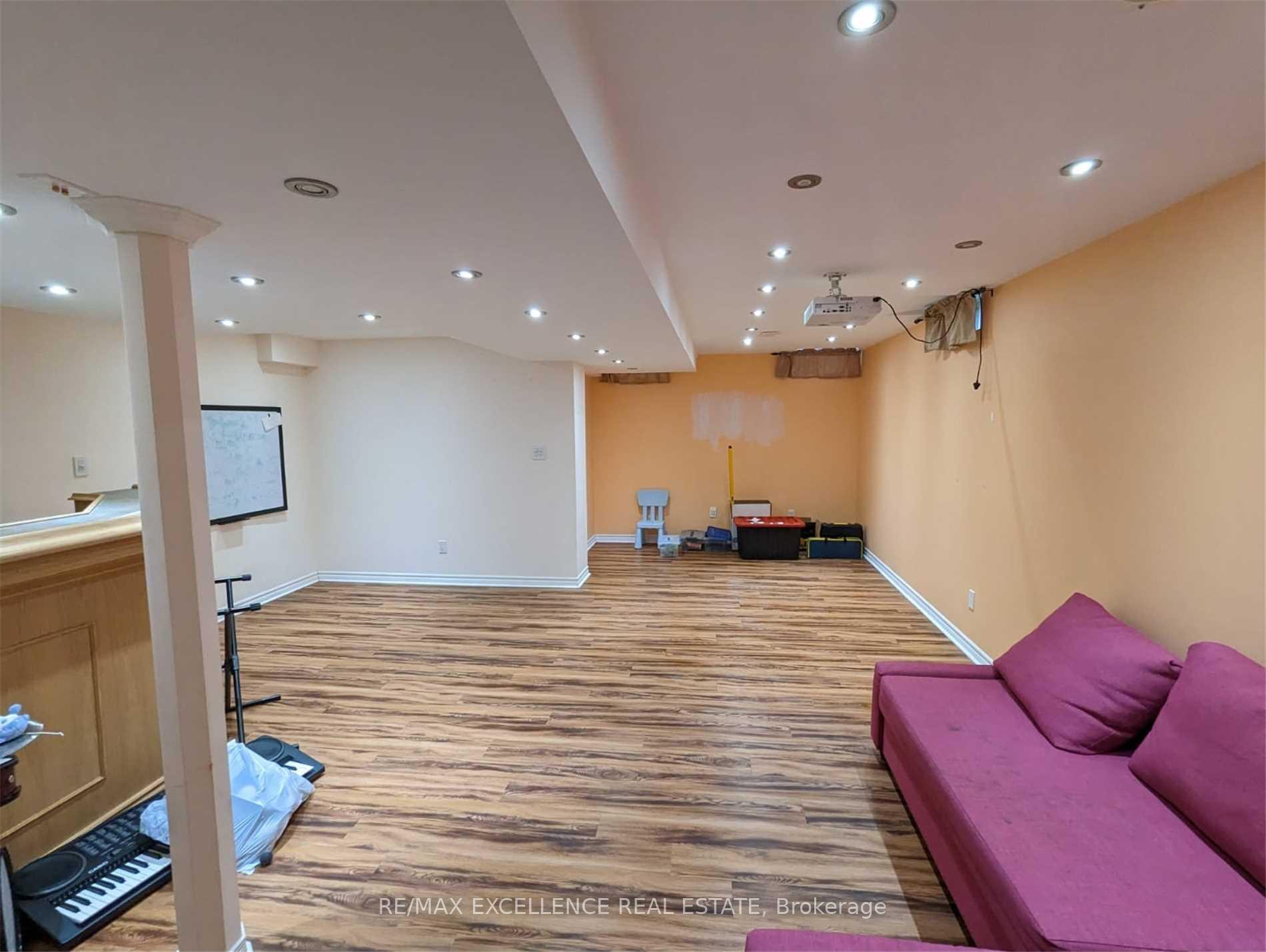 Photo 10 of 43 Foxchase Avenue, Vaughan, East Woodbridge — HOMEH
