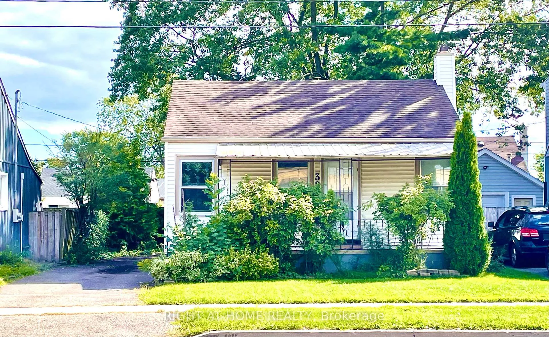 Front of 389 Lincoln Street