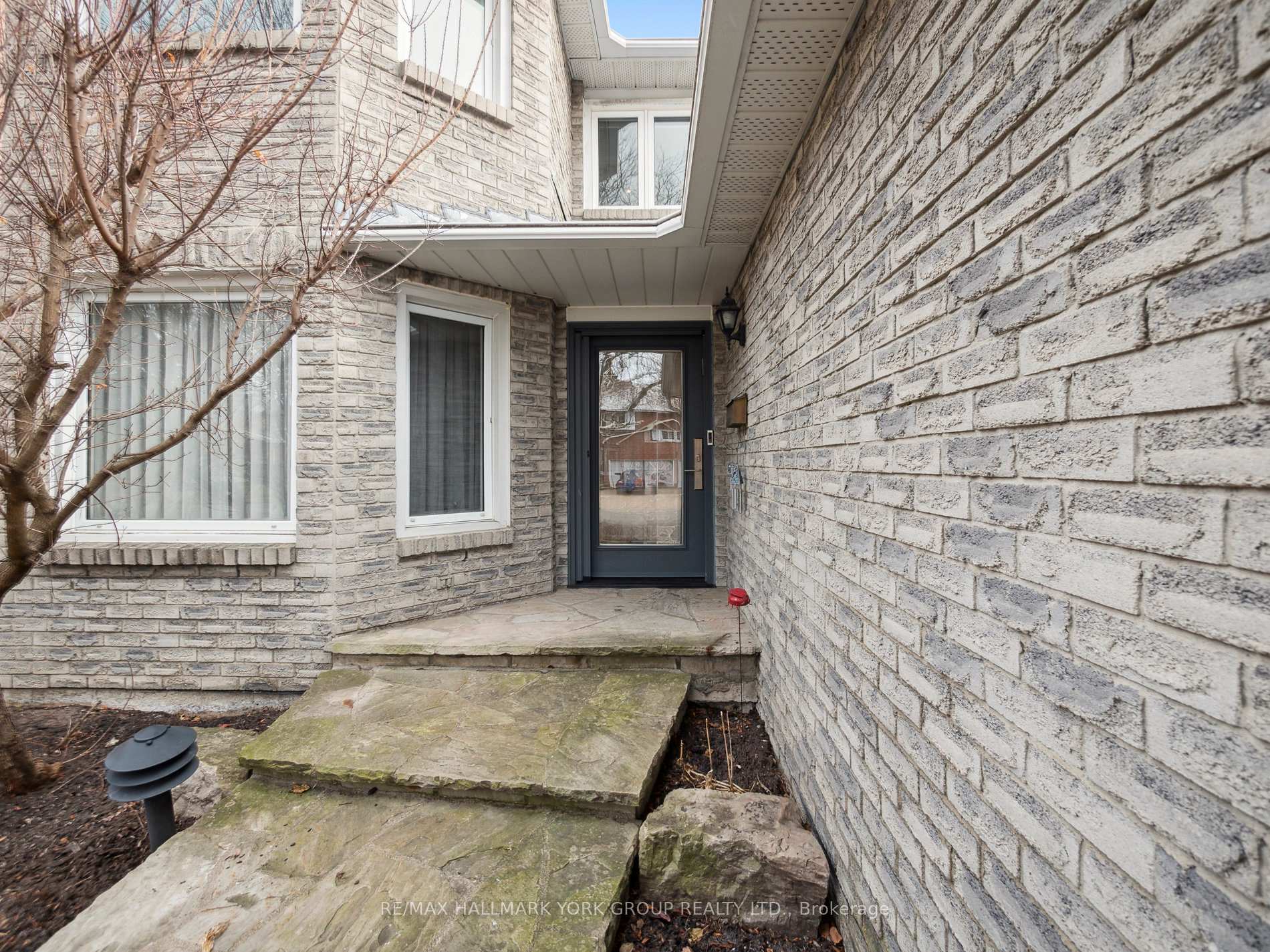 Photo 3 of 18 Mowatt Court, Markham, Thornlea — HOMEH