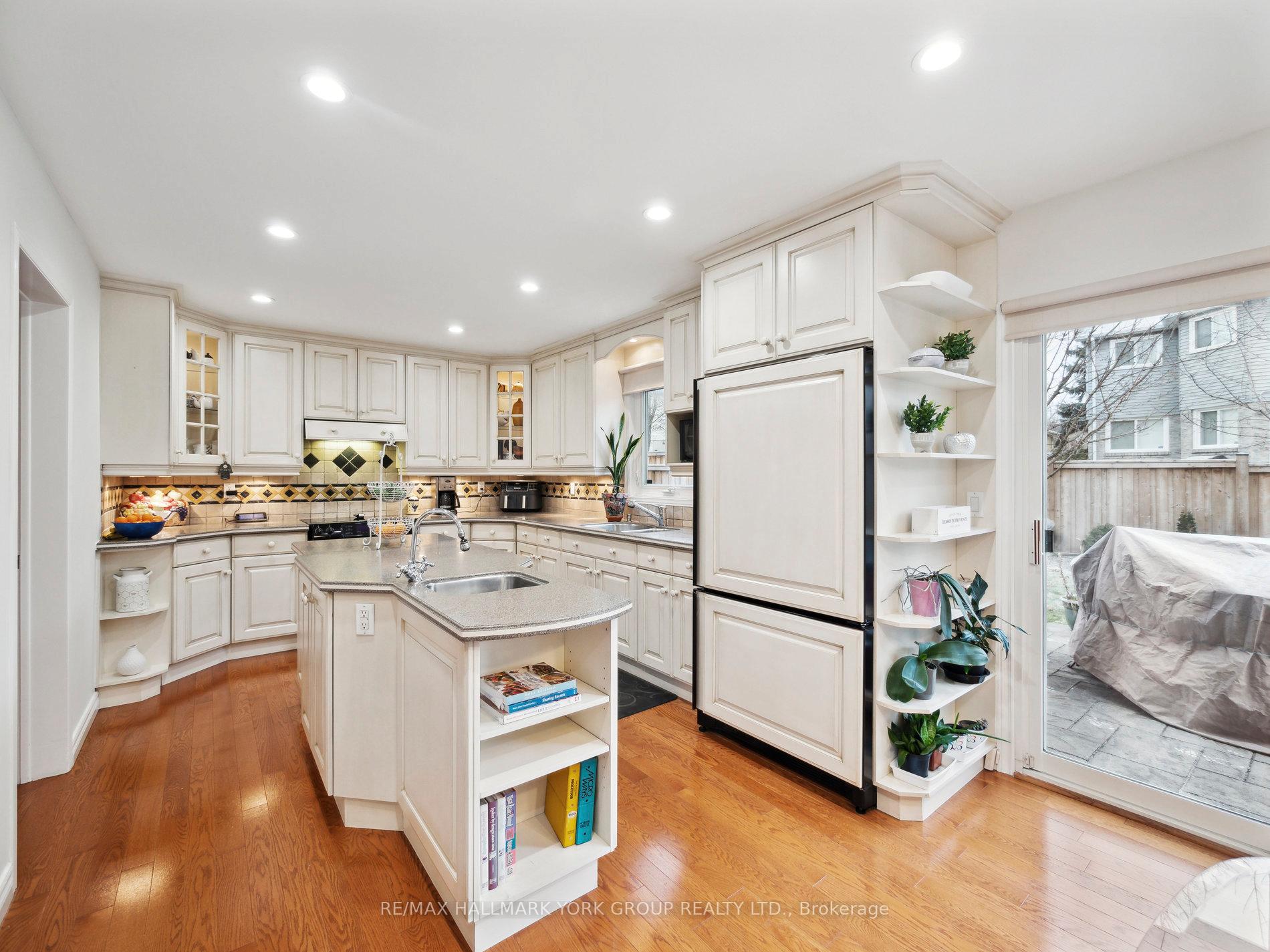 Photo 9 of 18 Mowatt Court, Markham, Thornlea — HOMEH