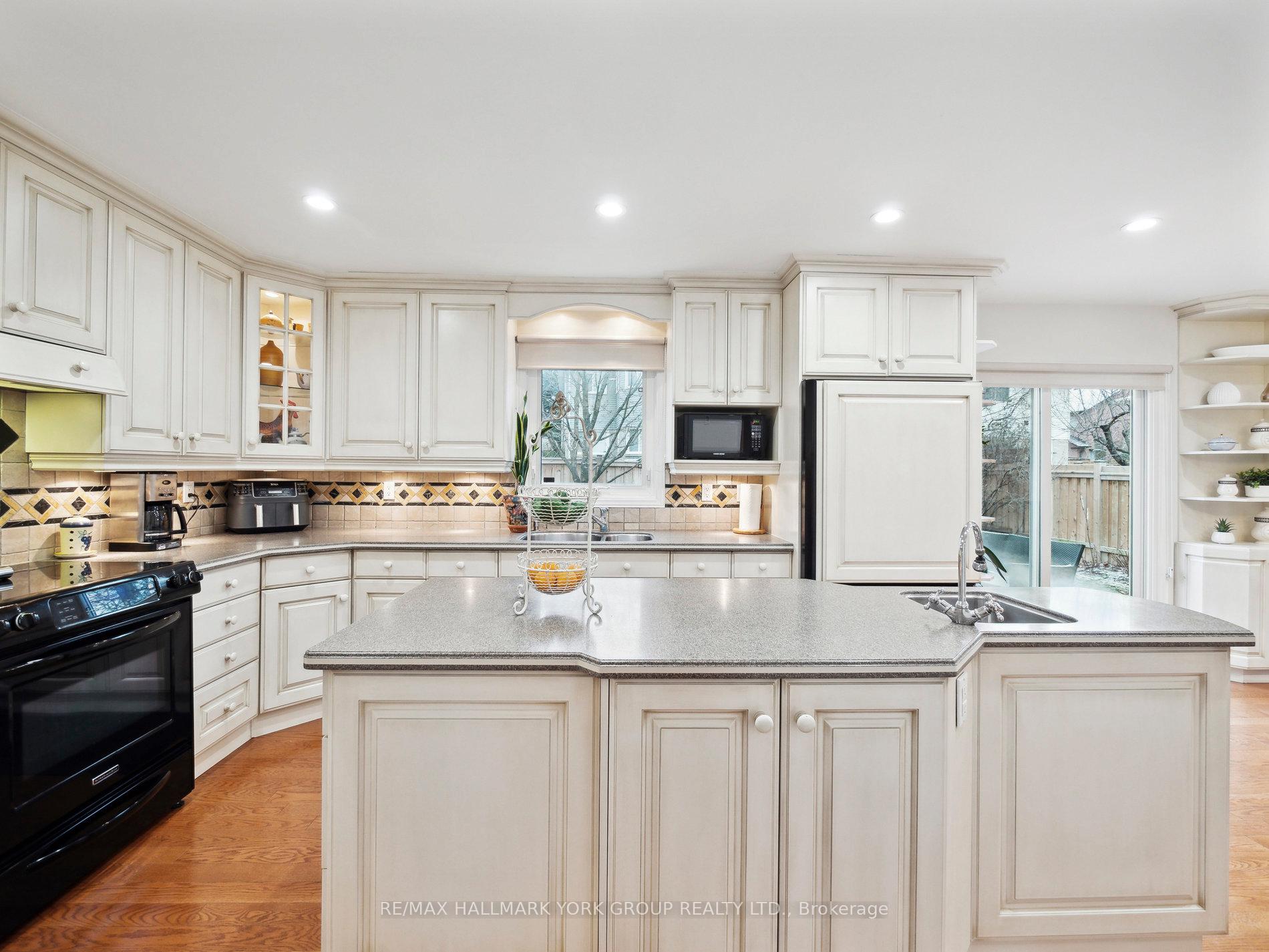 Photo 10 of 18 Mowatt Court, Markham, Thornlea — HOMEH