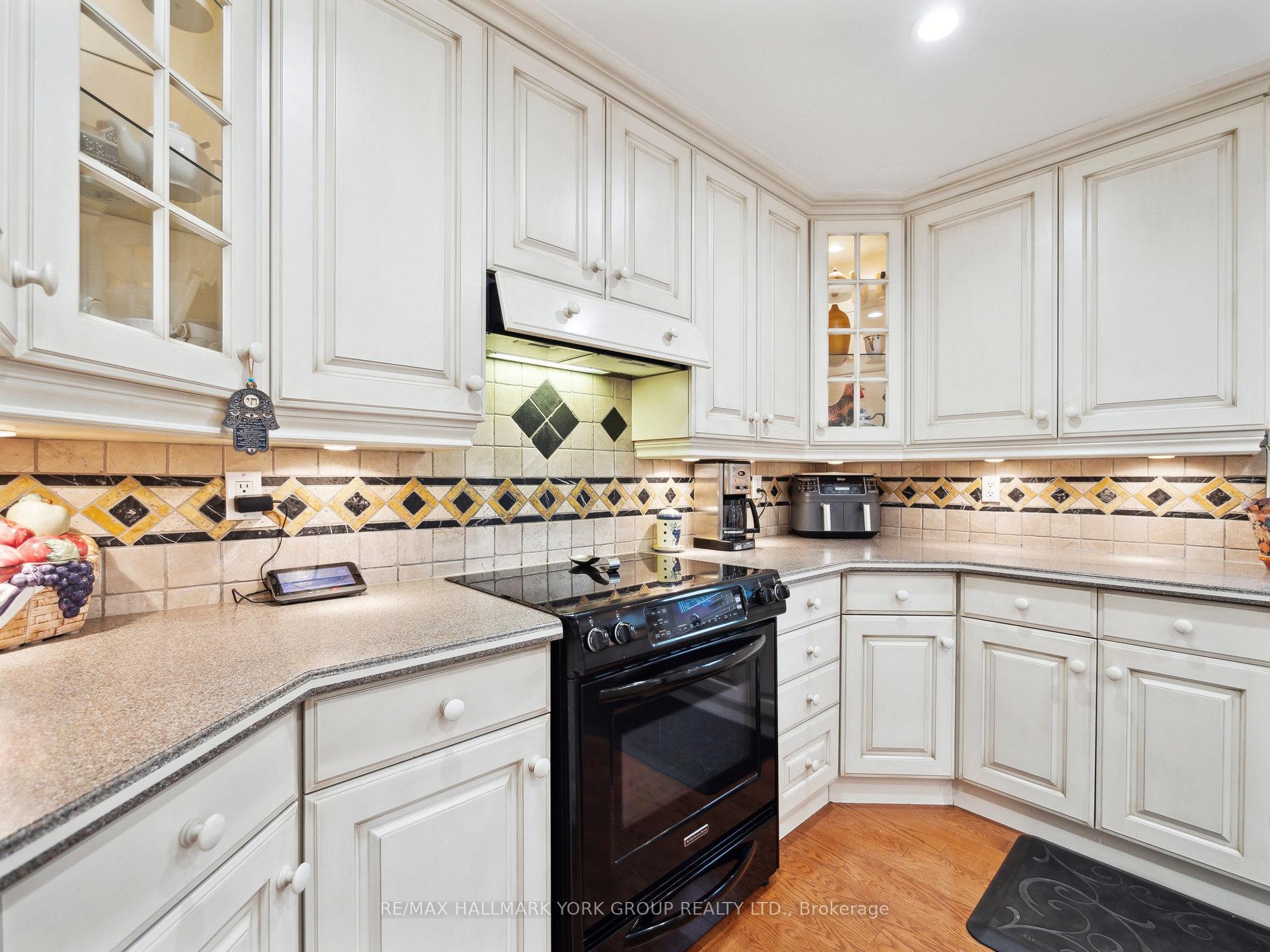 Photo 11 of 18 Mowatt Court, Markham, Thornlea — HOMEH