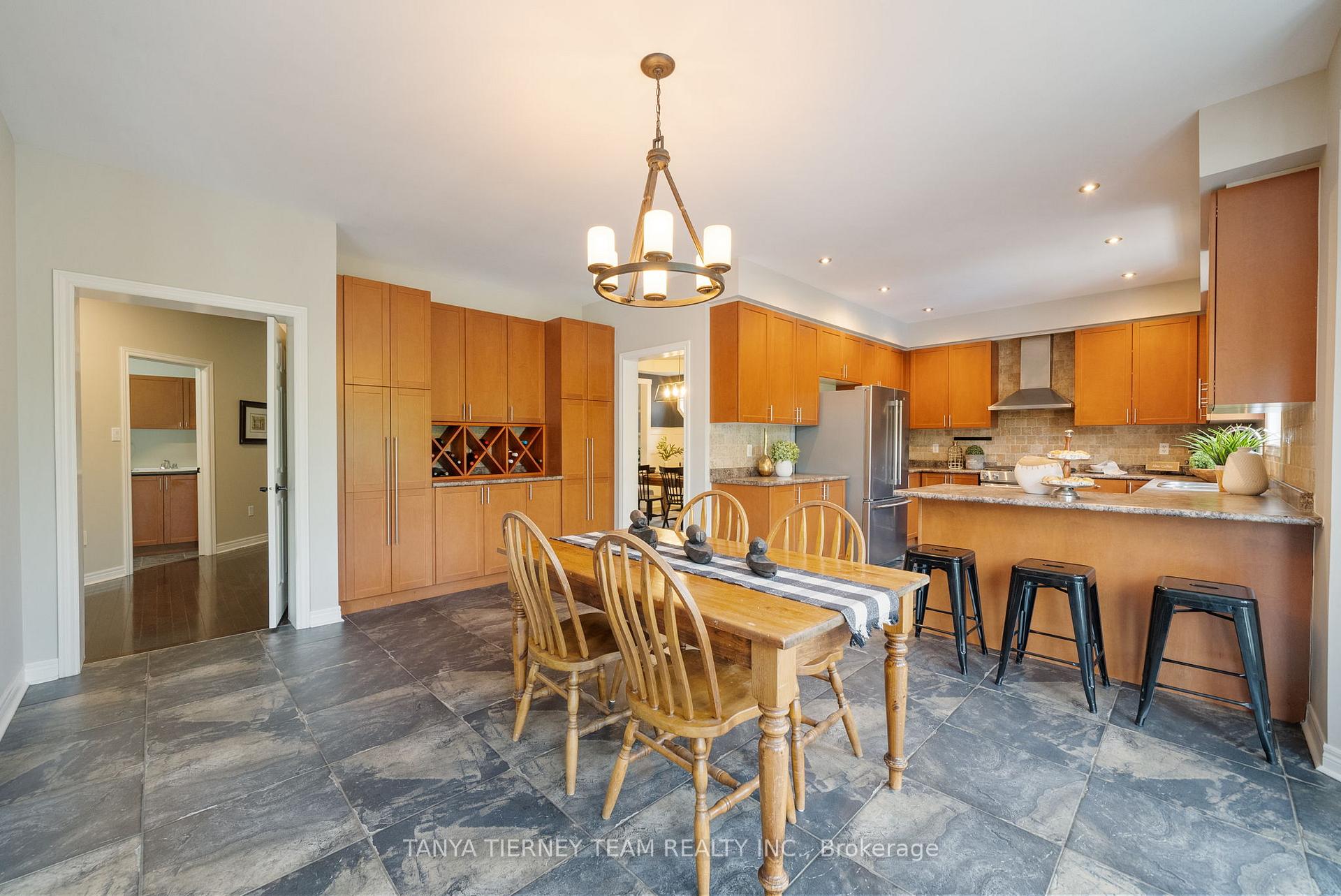Photo 15 of 11 Covington Drive, Whitby, Brooklin — HOMEH