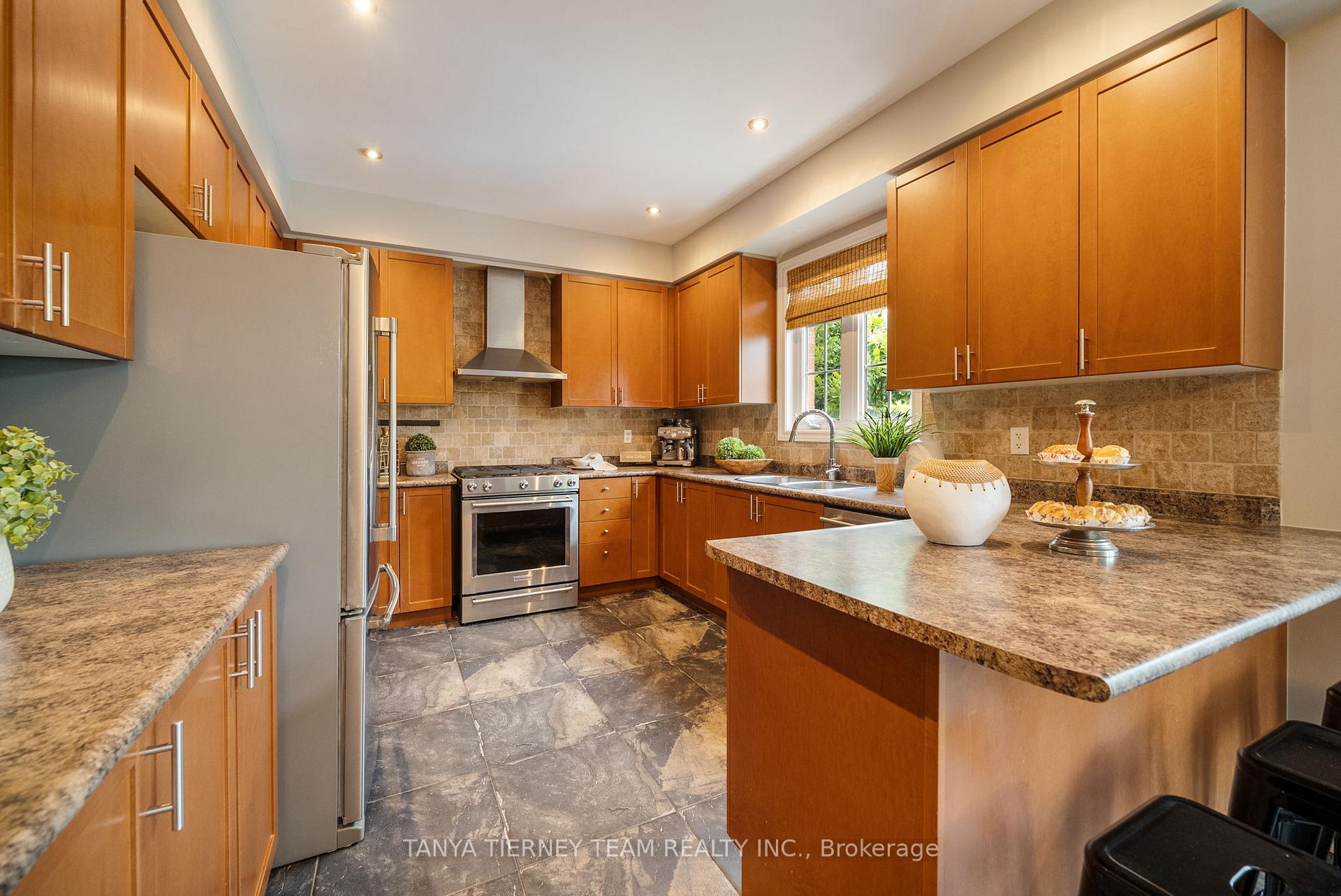 Photo 16 of 11 Covington Drive, Whitby, Brooklin — HOMEH