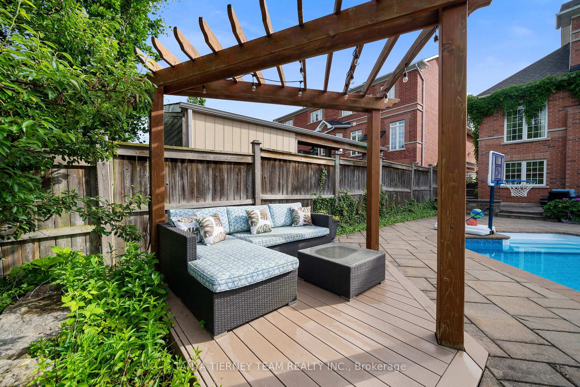 Photo 47 of 11 Covington Drive, Whitby, Brooklin — HOMEH