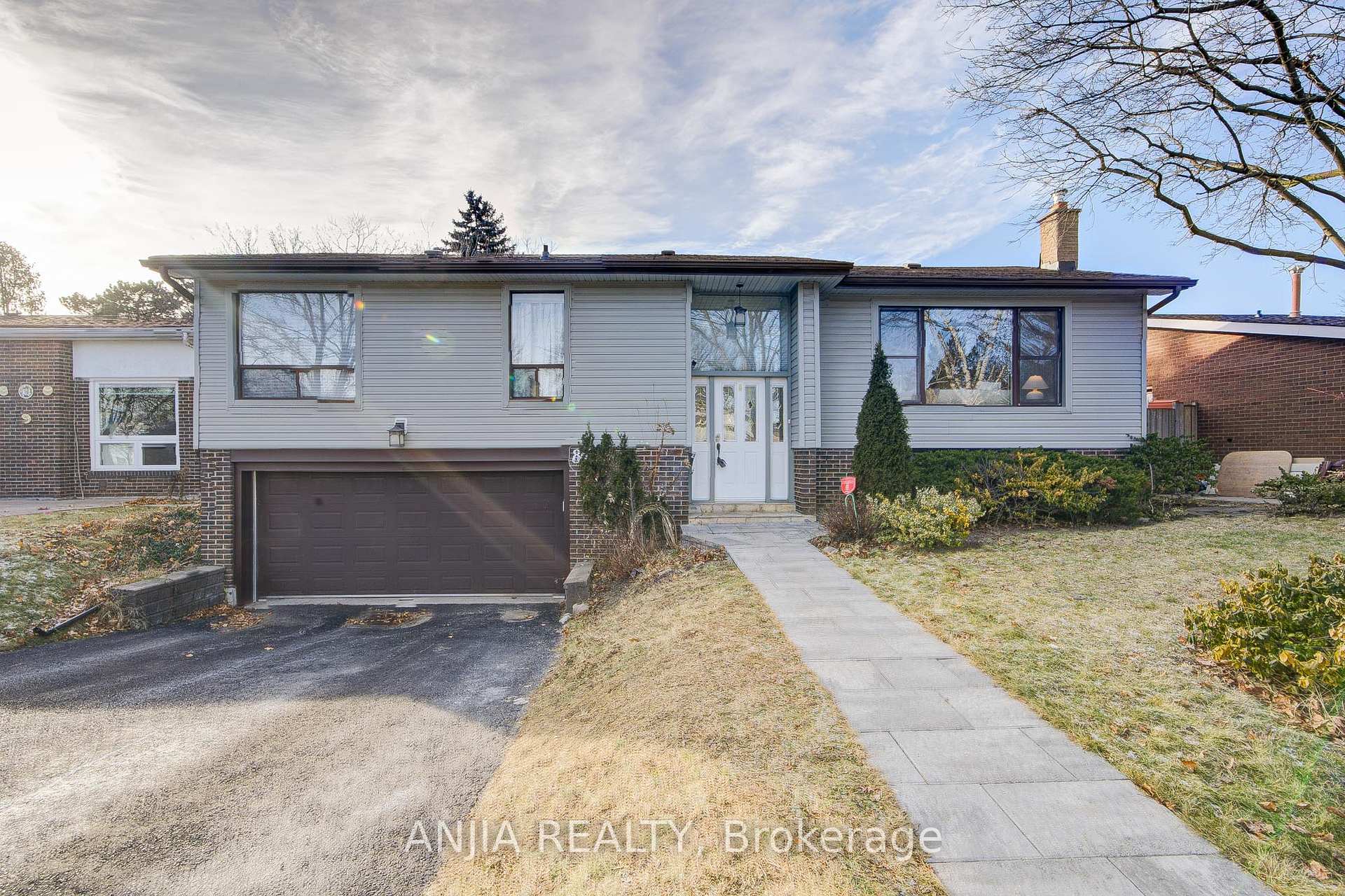 Photo 2 of 82 Wootten Way N, Markham, Markham Village — HOMEH