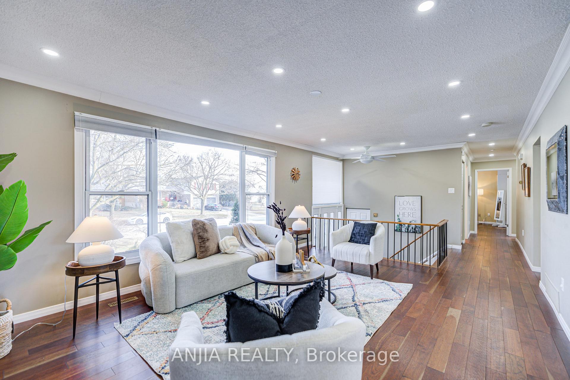 Photo 5 of 82 Wootten Way N, Markham, Markham Village — HOMEH