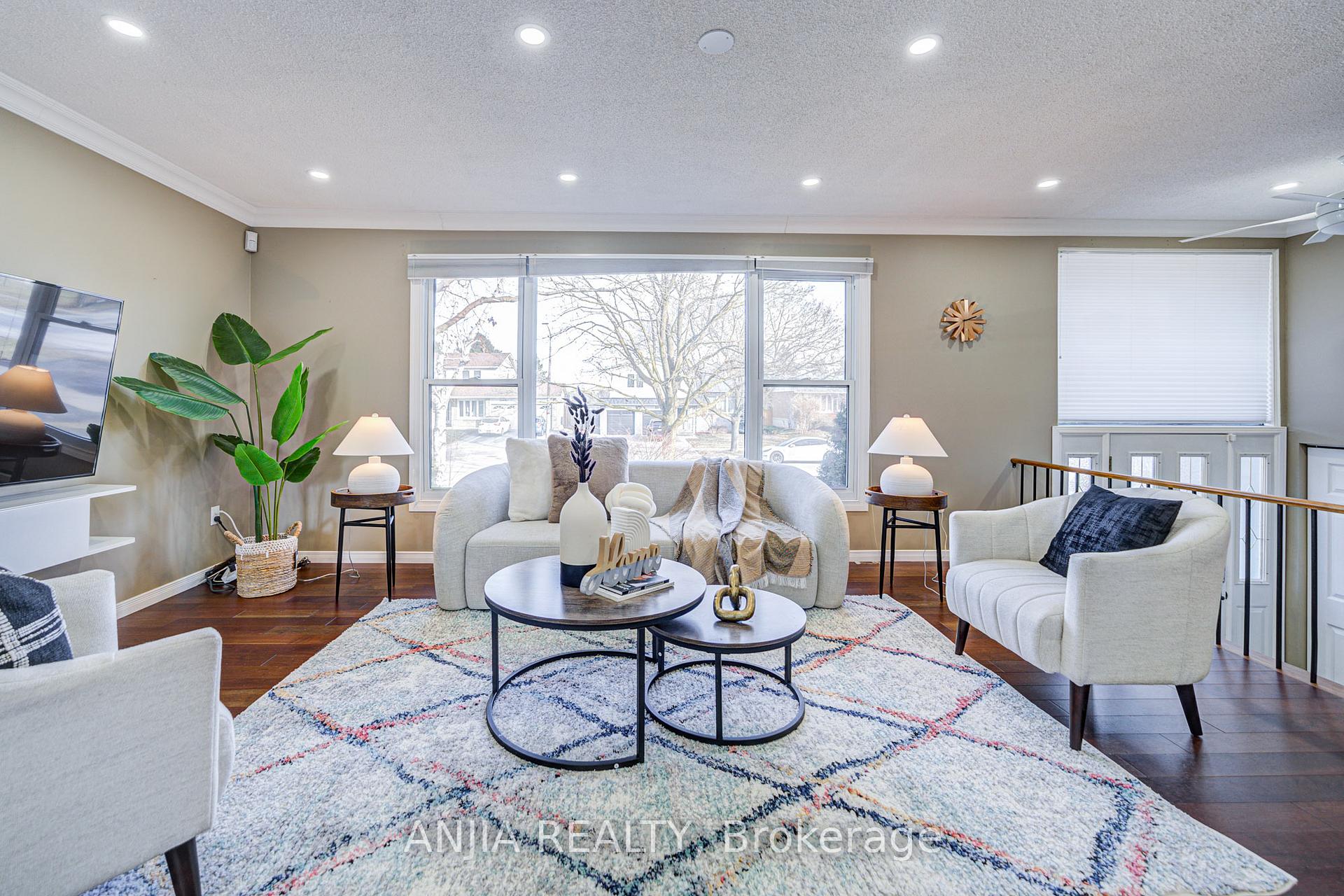 Photo 6 of 82 Wootten Way N, Markham, Markham Village — HOMEH