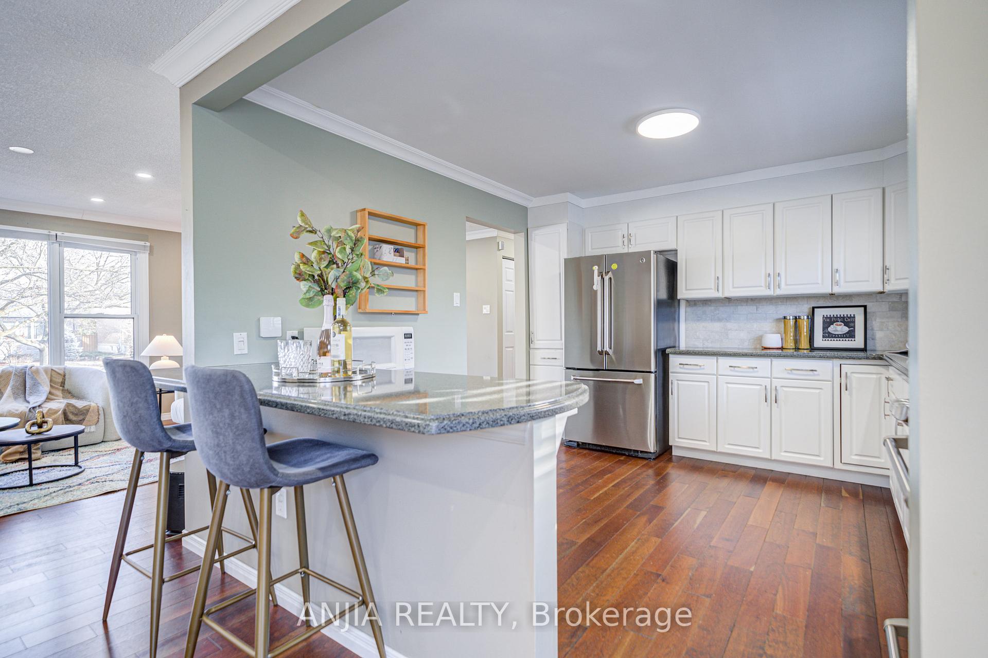Photo 9 of 82 Wootten Way N, Markham, Markham Village — HOMEH