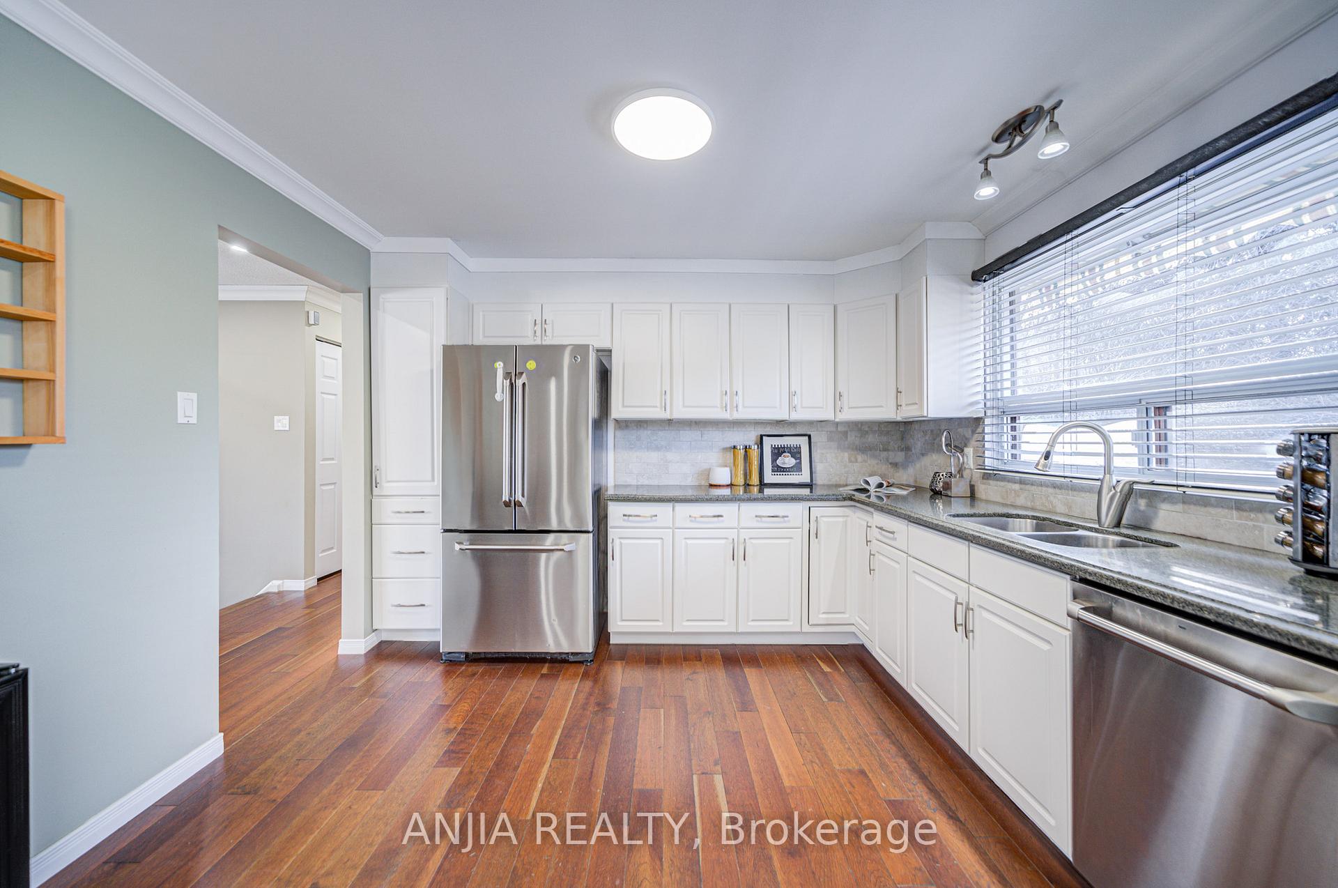 Photo 10 of 82 Wootten Way N, Markham, Markham Village — HOMEH