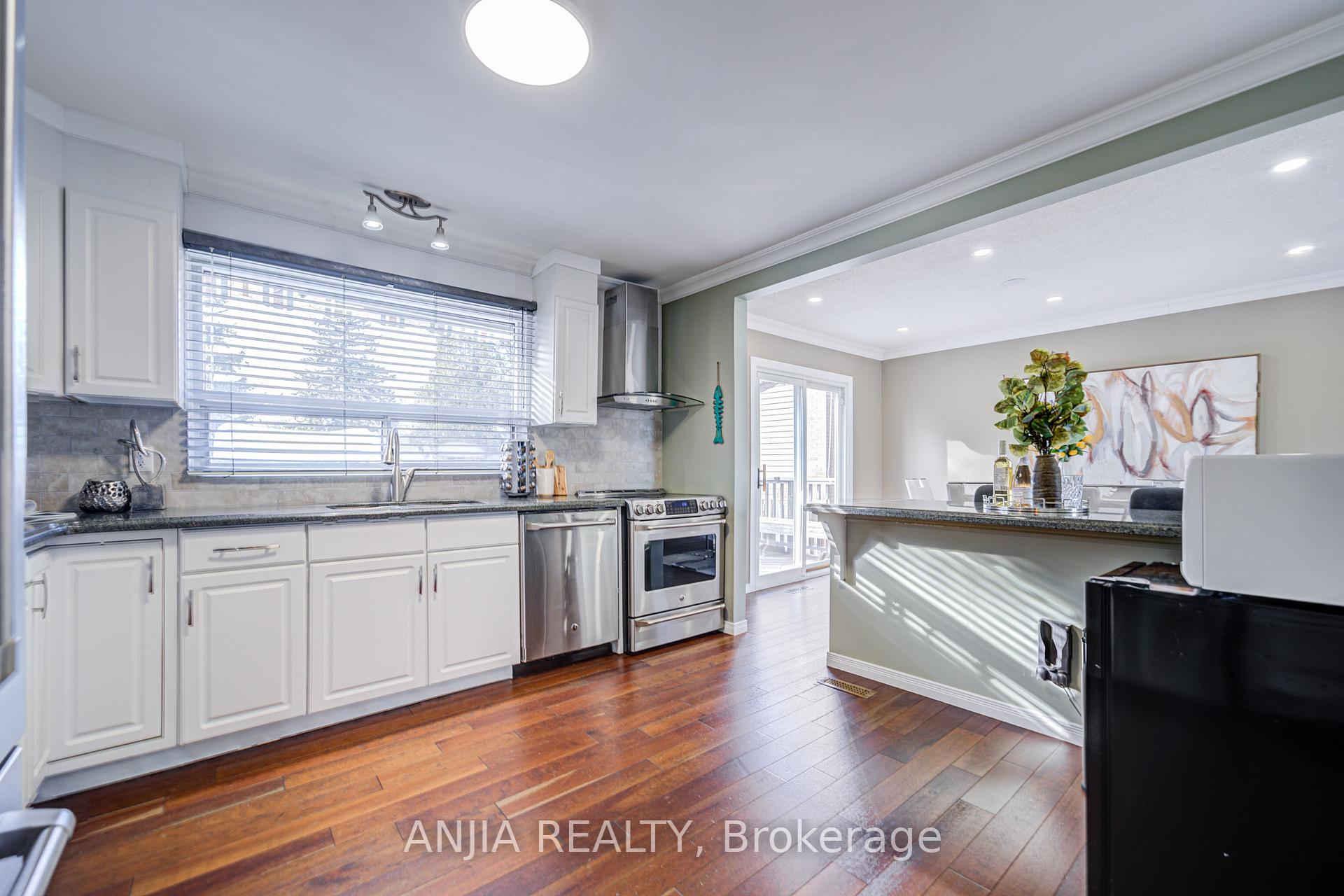 Photo 11 of 82 Wootten Way N, Markham, Markham Village — HOMEH