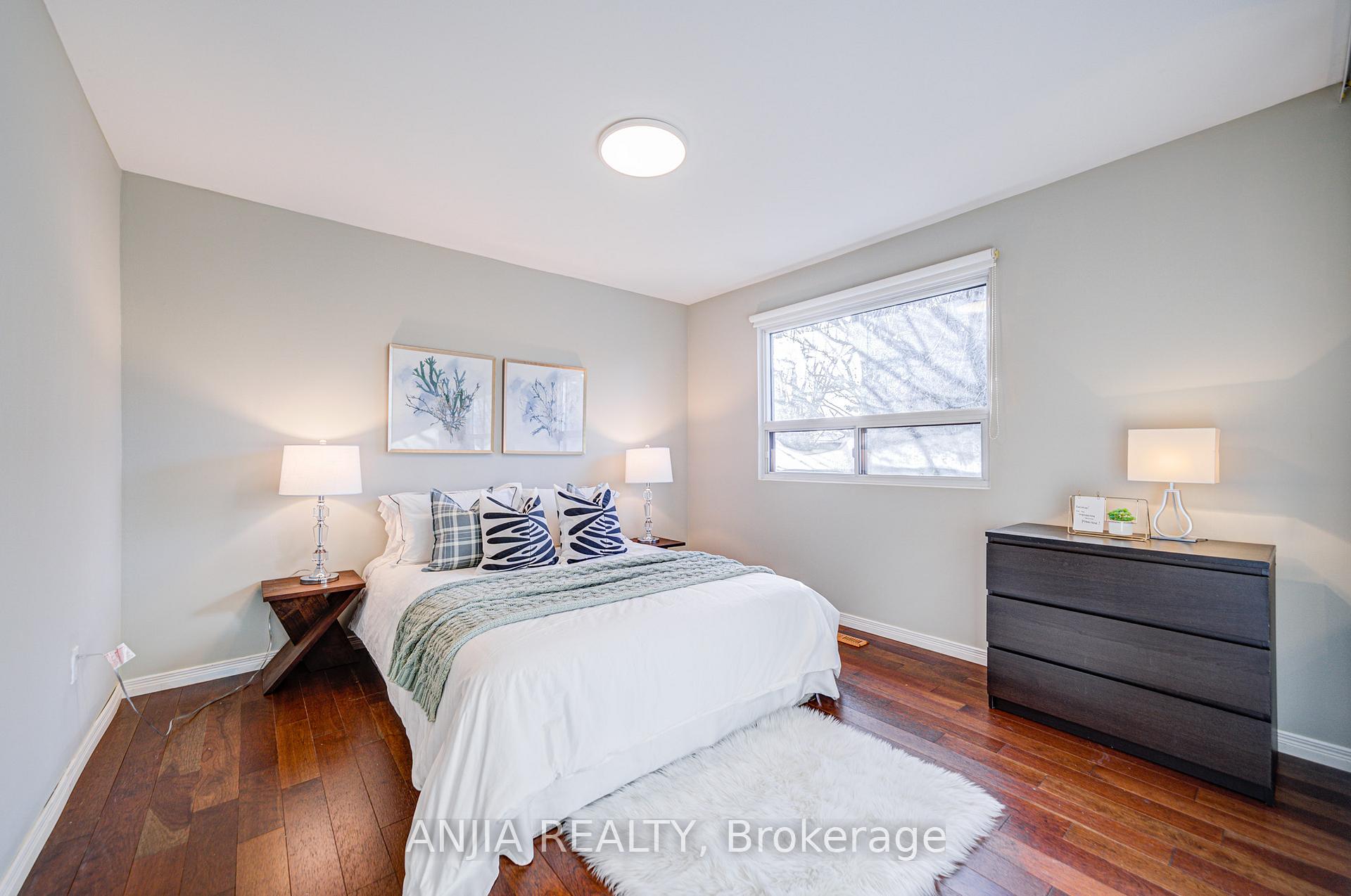 Photo 13 of 82 Wootten Way N, Markham, Markham Village — HOMEH