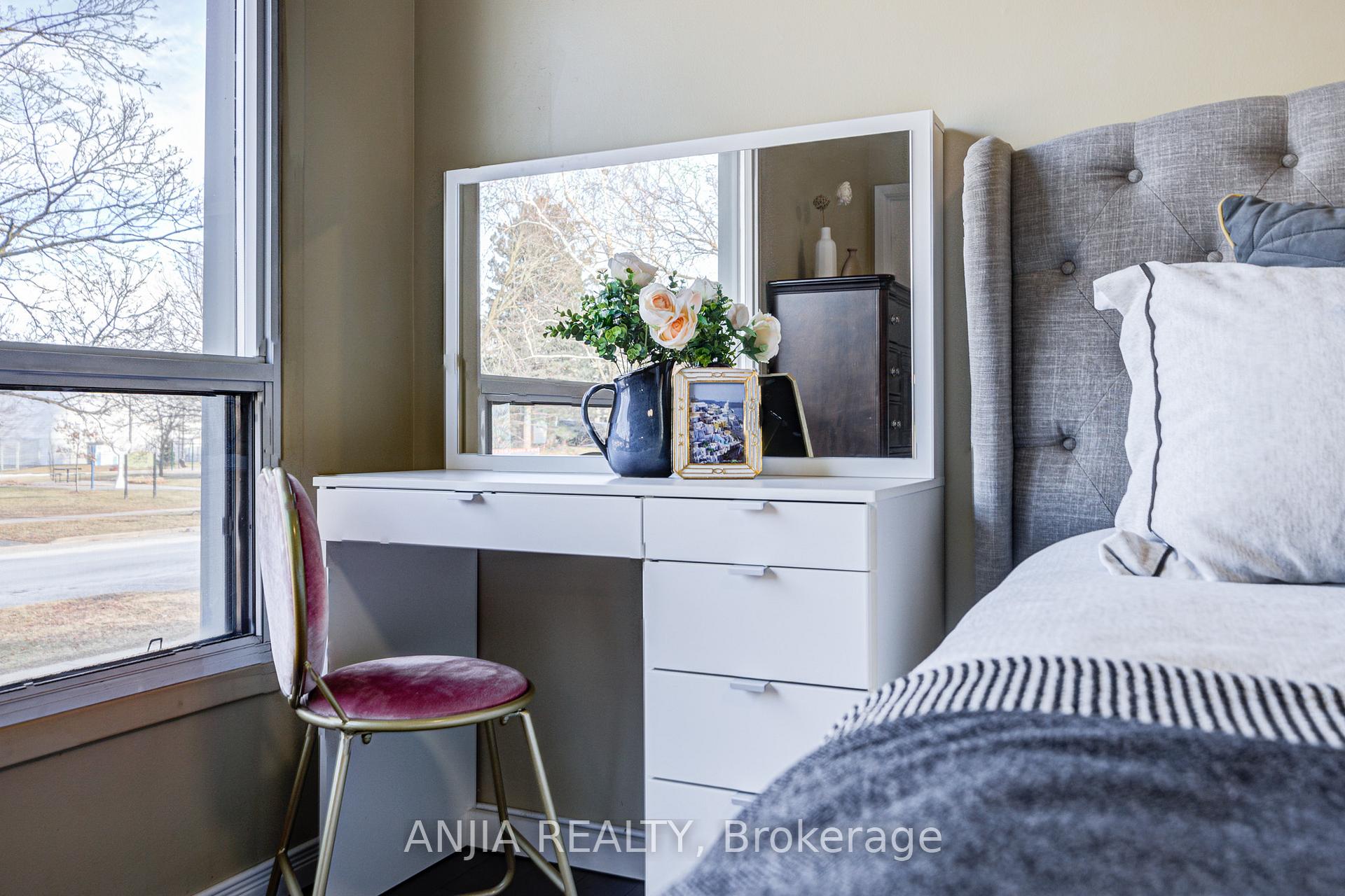 Photo 19 of 82 Wootten Way N, Markham, Markham Village — HOMEH