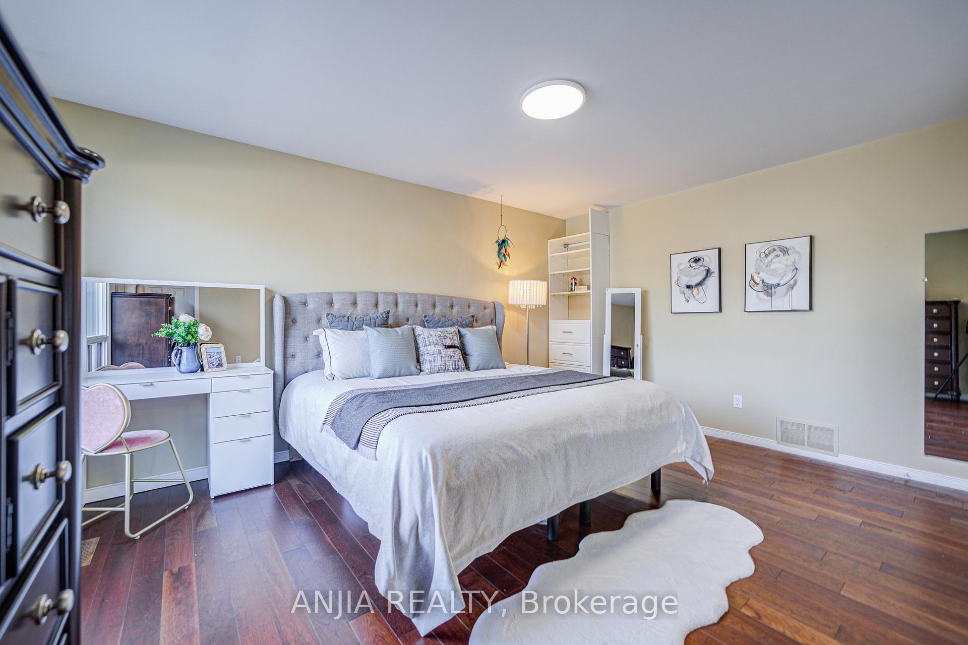 Photo 22 of 82 Wootten Way N, Markham, Markham Village — HOMEH