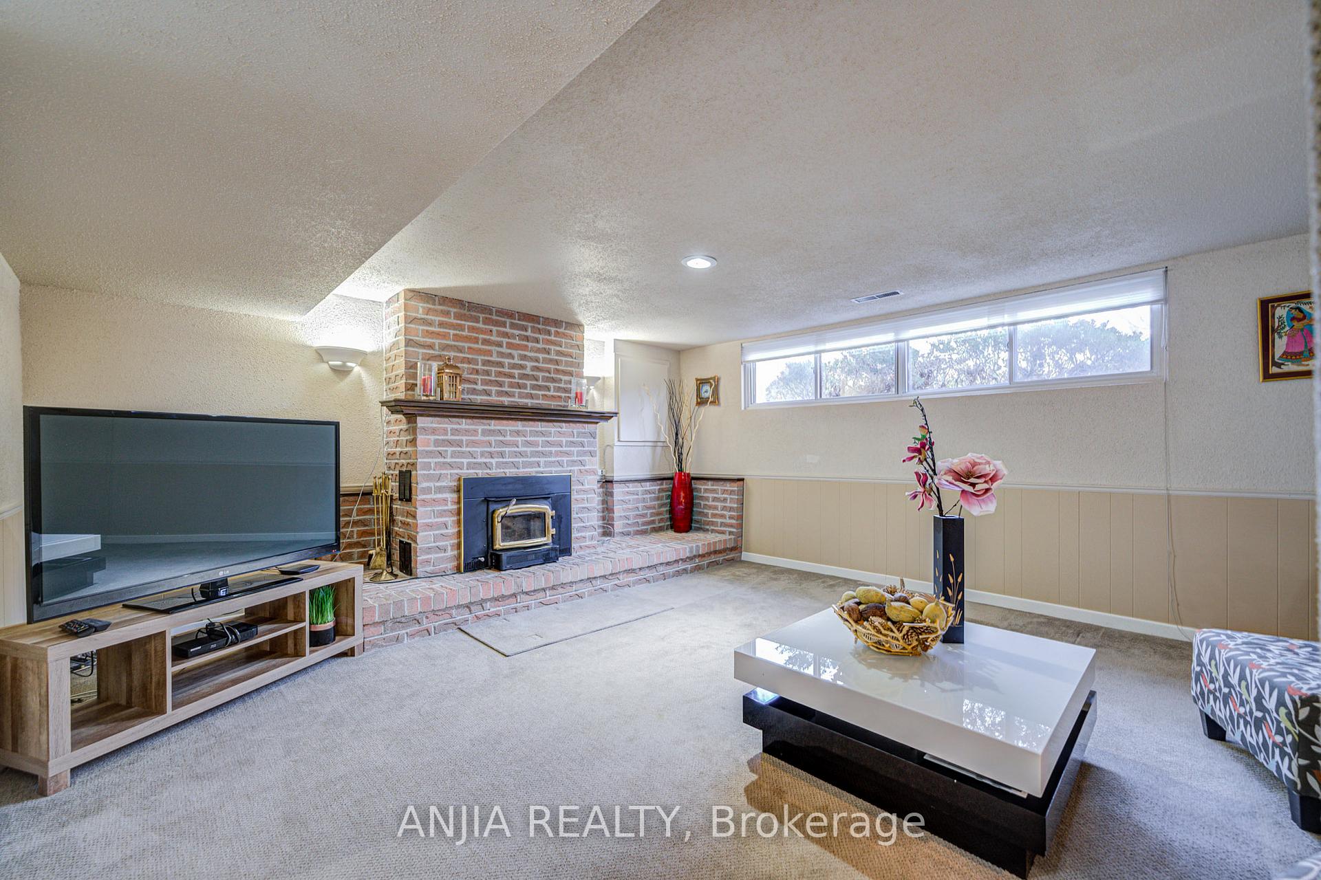Photo 23 of 82 Wootten Way N, Markham, Markham Village — HOMEH