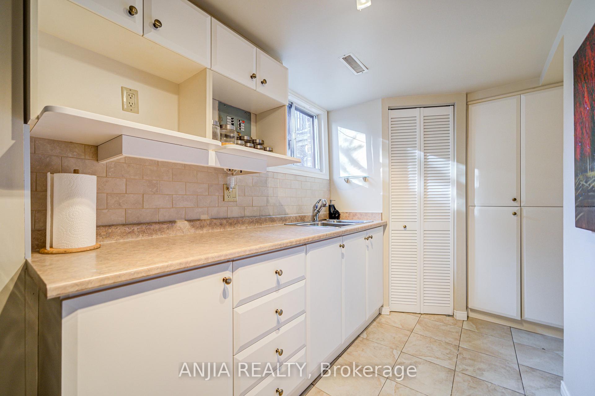 Photo 32 of 82 Wootten Way N, Markham, Markham Village — HOMEH