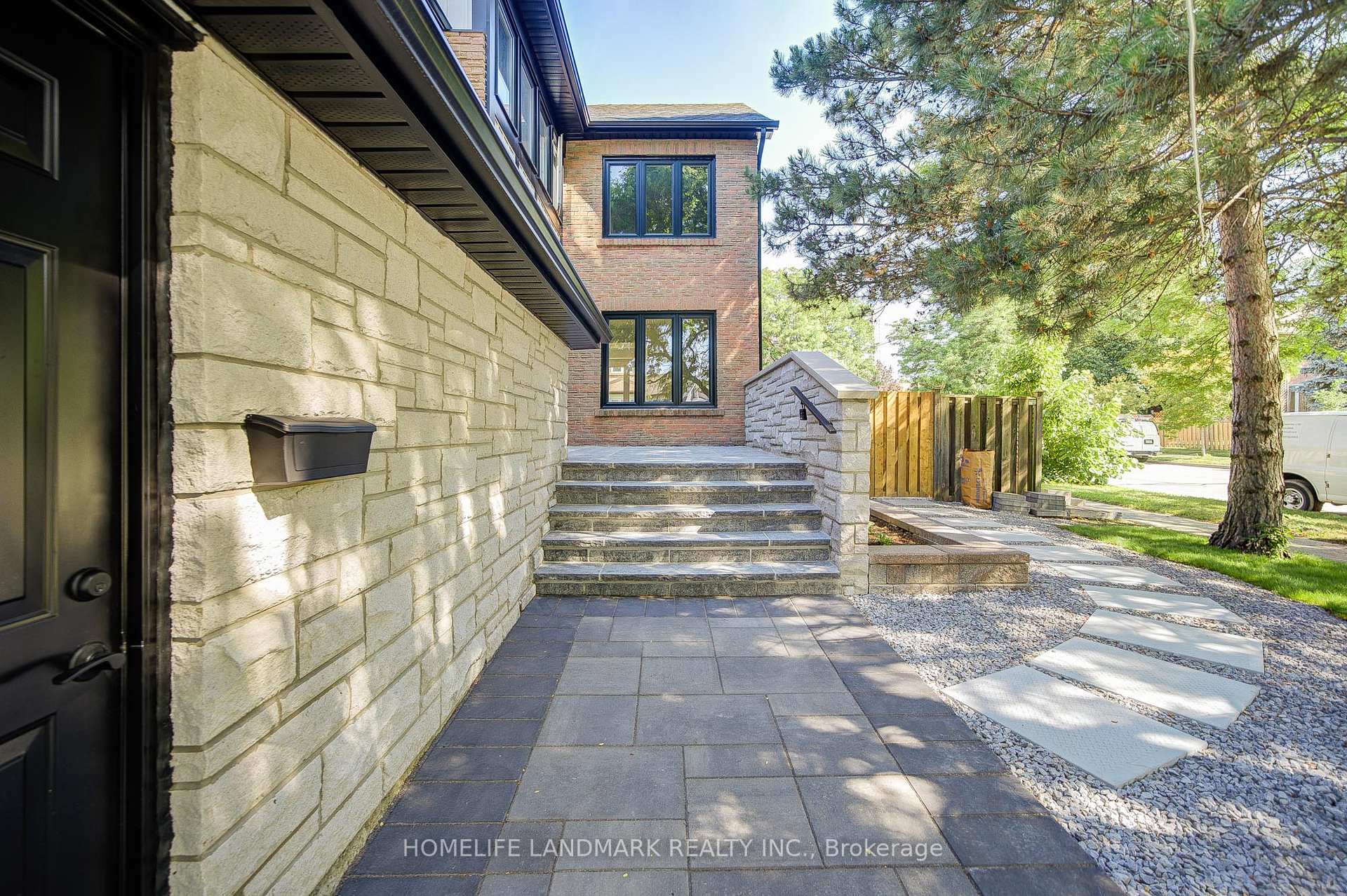 Photo 4 of 6 Eddy Green Court, Vaughan, Brownridge — HOMEH