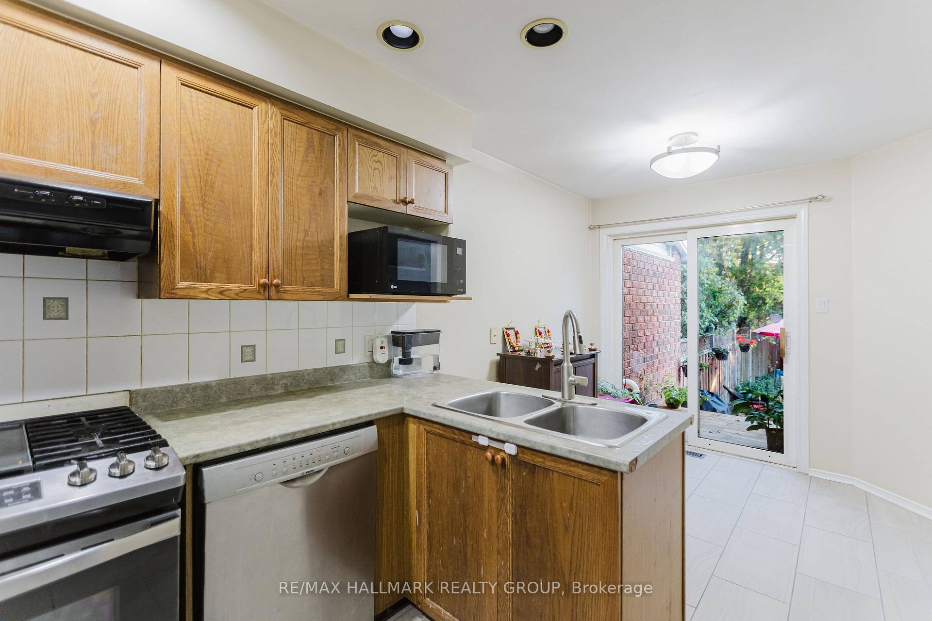 Photo 11 of 584 Wild Shore Crescent, Ottawa, Riverside South/Gloucester Glen — HOMEH