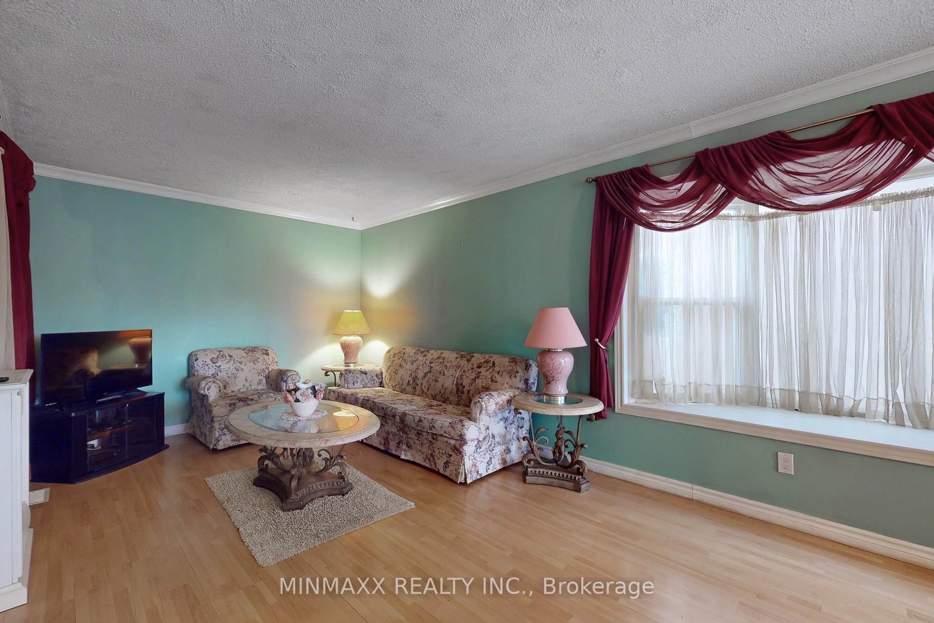 Photo 4 of 84 Timbers Circle, Markham, Milliken Mills East — HOMEH
