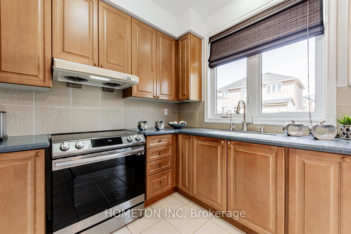 Photo 11 of 30 Sarum Crescent, Markham, Berczy — HOMEH