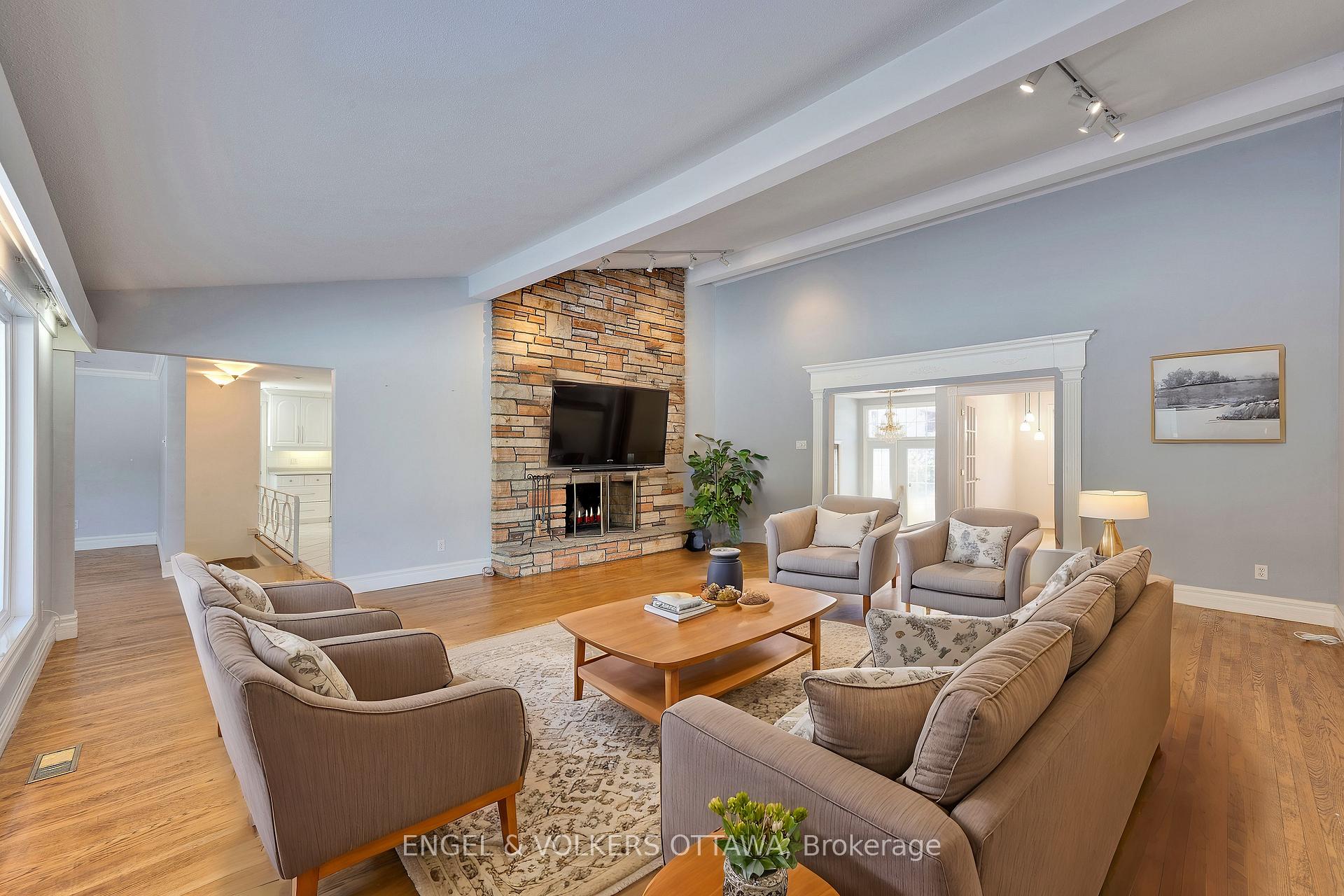 Photo 3 of 2044 Chalmers Road, Ottawa, Faircrest Heights — HOMEH
