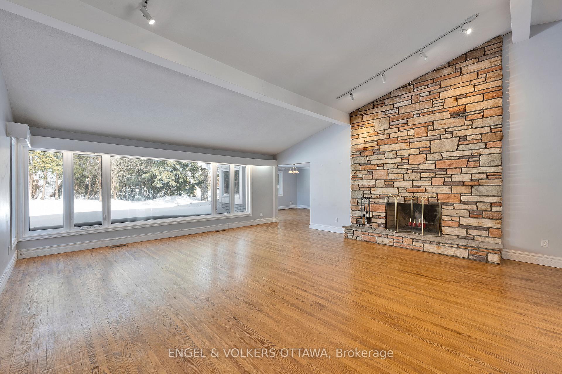 Photo 6 of 2044 Chalmers Road, Ottawa, Faircrest Heights — HOMEH