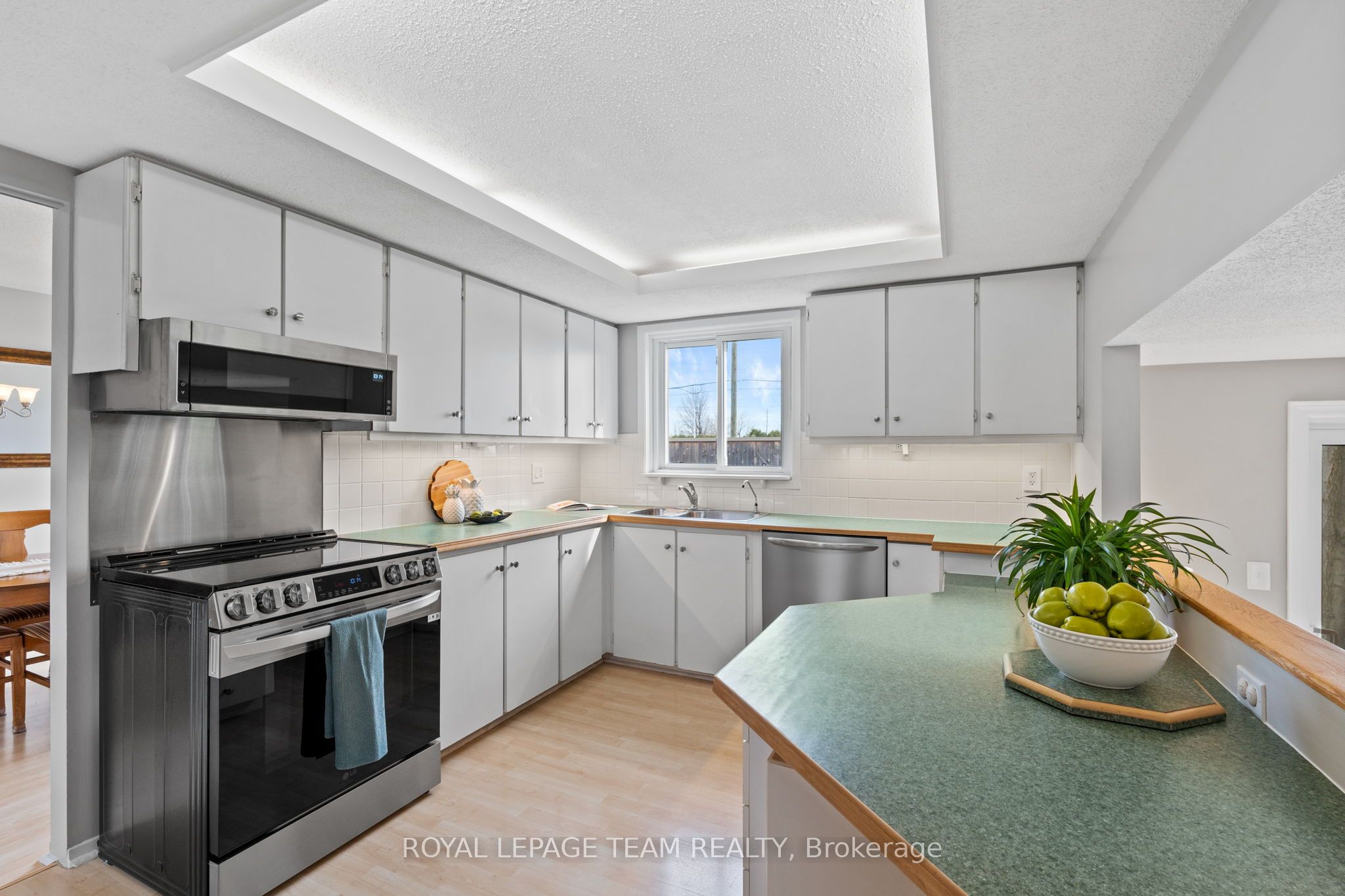 Photo 12 of 92 Burnetts Grove Circle, Ottawa, Barrhaven - Pheasant Run — HOMEH