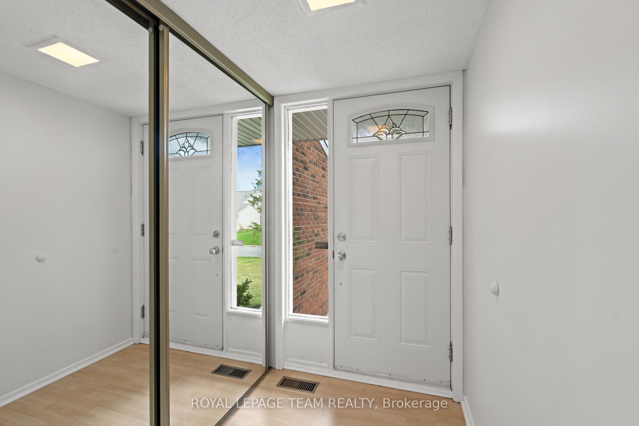 Photo 5 of 92 Burnetts Grove Circle, Ottawa, Barrhaven - Pheasant Run — HOMEH