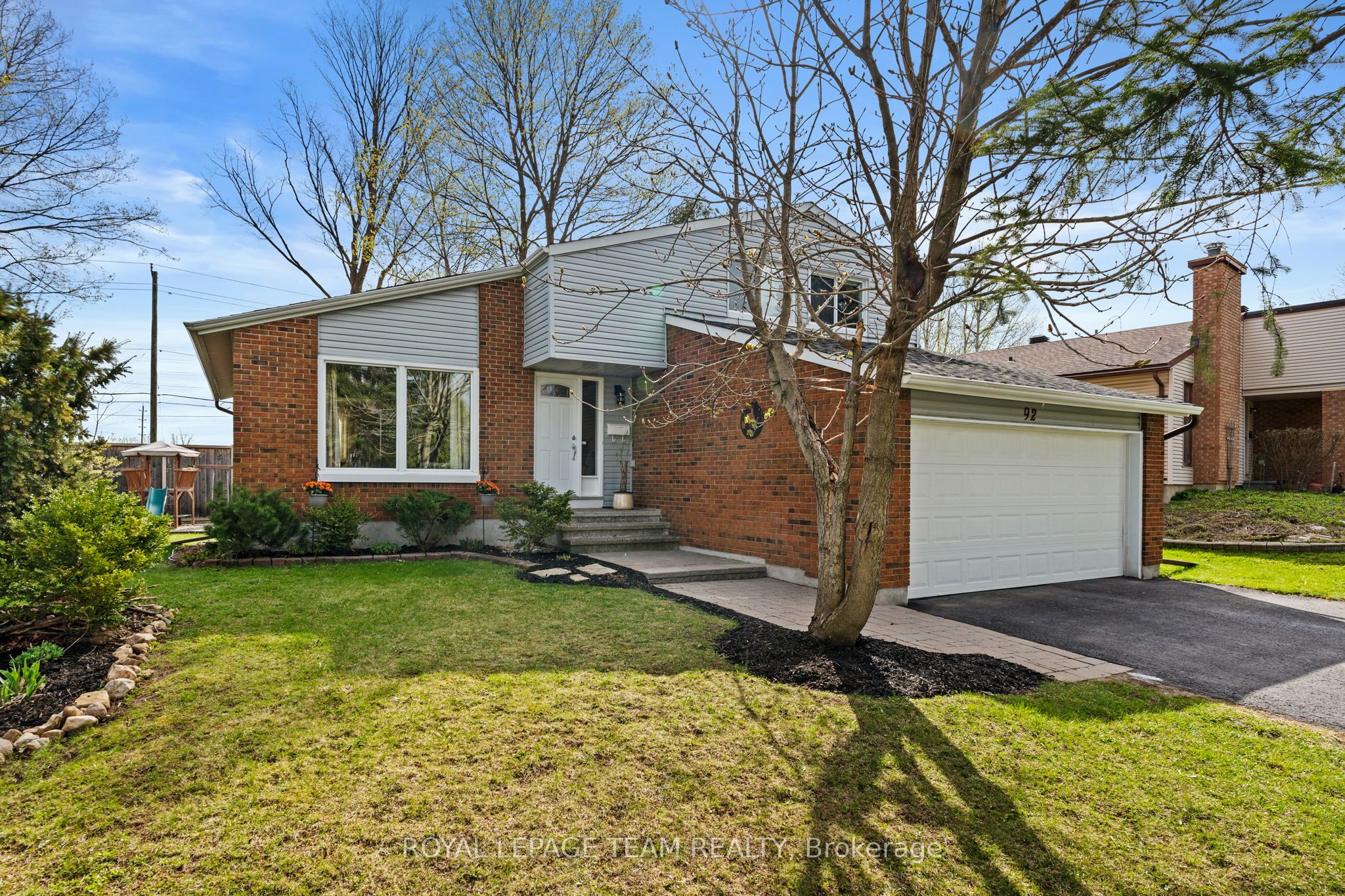 Photo 2 of 92 Burnetts Grove Circle, Ottawa, Barrhaven - Pheasant Run — HOMEH