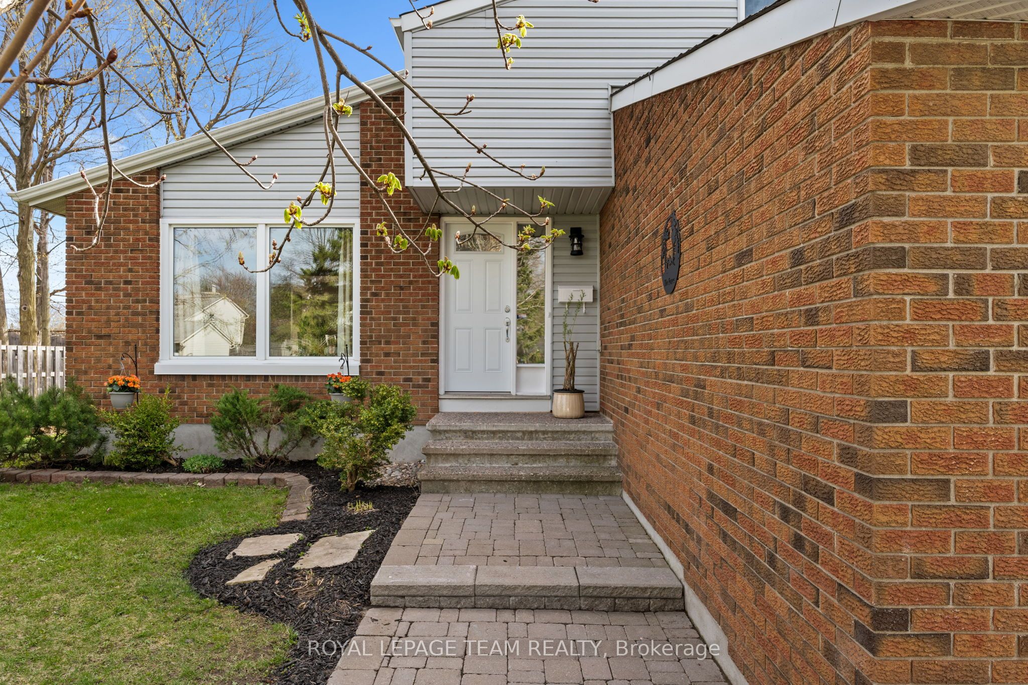 Photo 4 of 92 Burnetts Grove Circle, Ottawa, Barrhaven - Pheasant Run — HOMEH