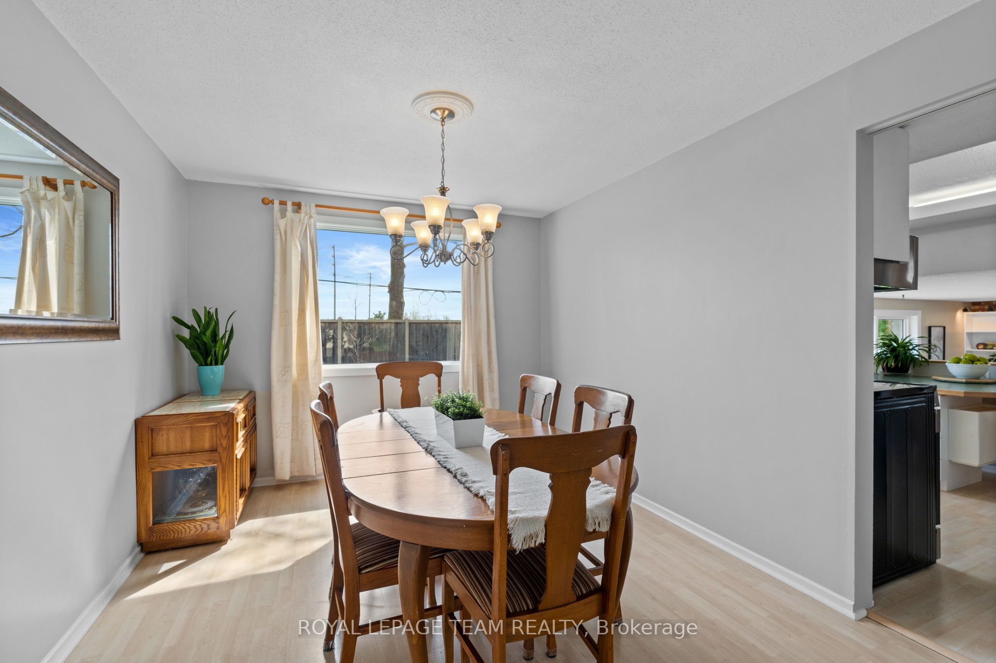 Photo 10 of 92 Burnetts Grove Circle, Ottawa, Barrhaven - Pheasant Run — HOMEH