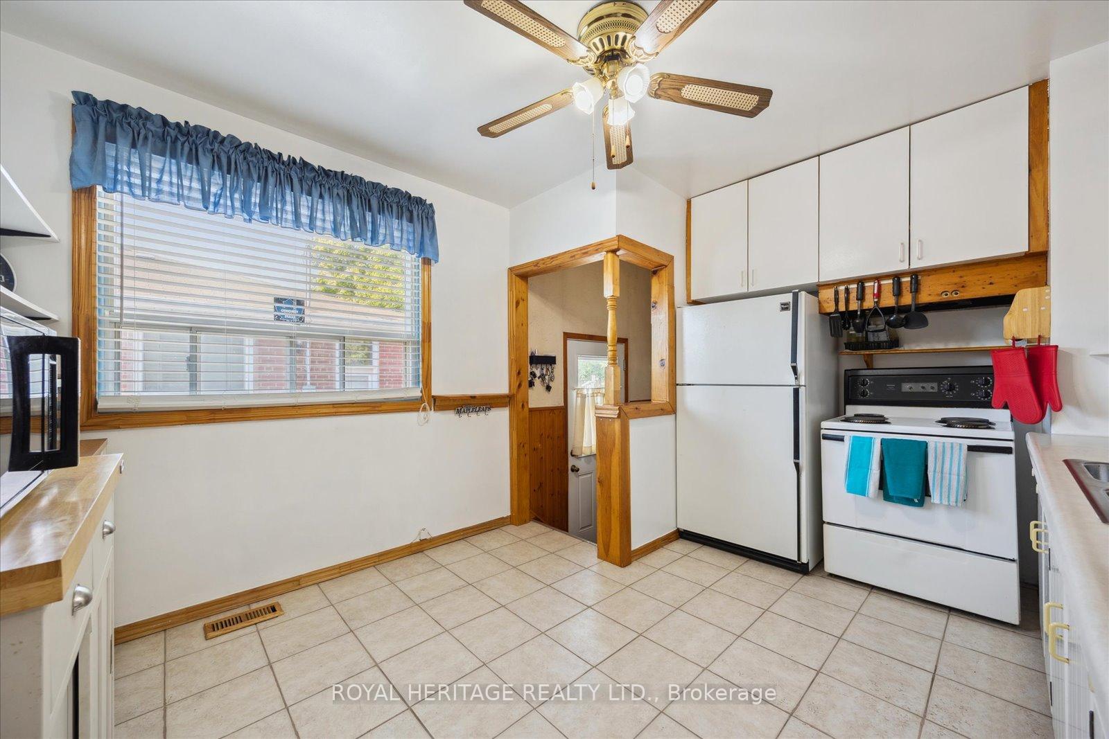 Photo 11 of 304 Rosedale Drive, Whitby, Downtown Whitby — HOMEH