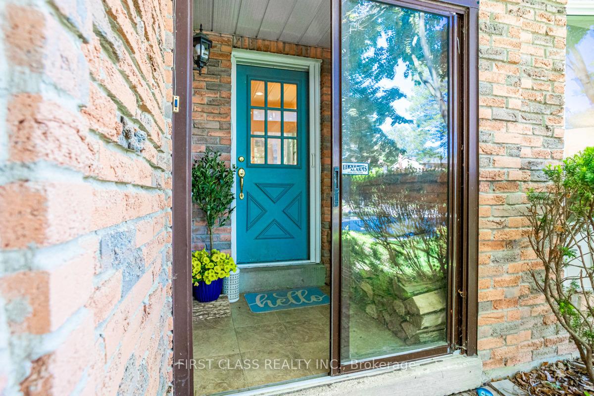 Photo 3 of 74 Innisbrook Crescent, Markham, Aileen-Willowbrook — HOMEH
