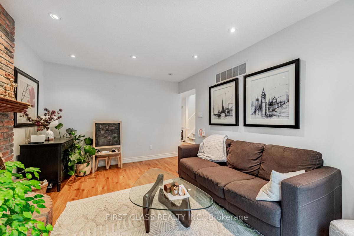Photo 6 of 74 Innisbrook Crescent, Markham, Aileen-Willowbrook — HOMEH