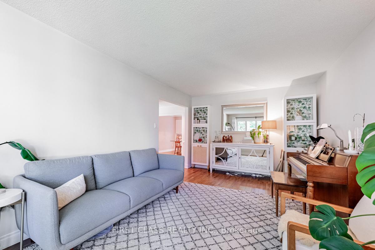 Photo 8 of 74 Innisbrook Crescent, Markham, Aileen-Willowbrook — HOMEH