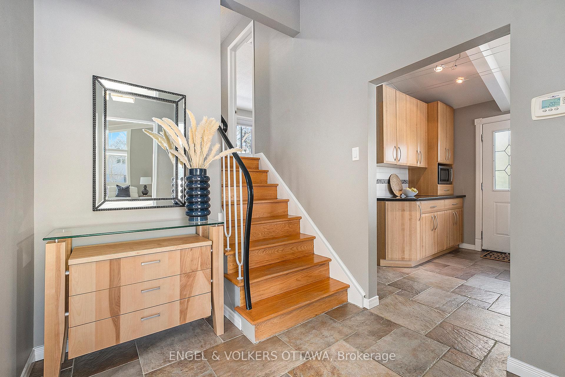 Photo 5 of 1861 Dorset Drive, Ottawa, Playfair Park — HOMEH