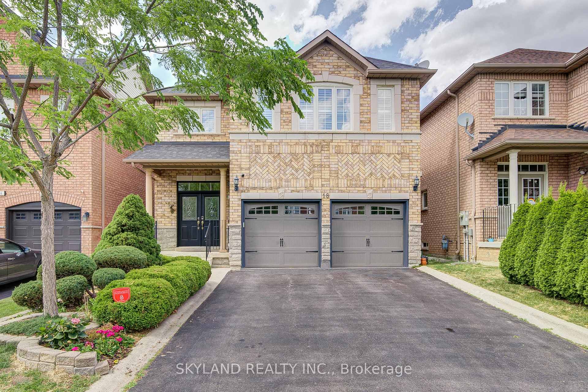 Photo 1 of 18 Bentoak Crescent, Vaughan, Patterson — HOMEH