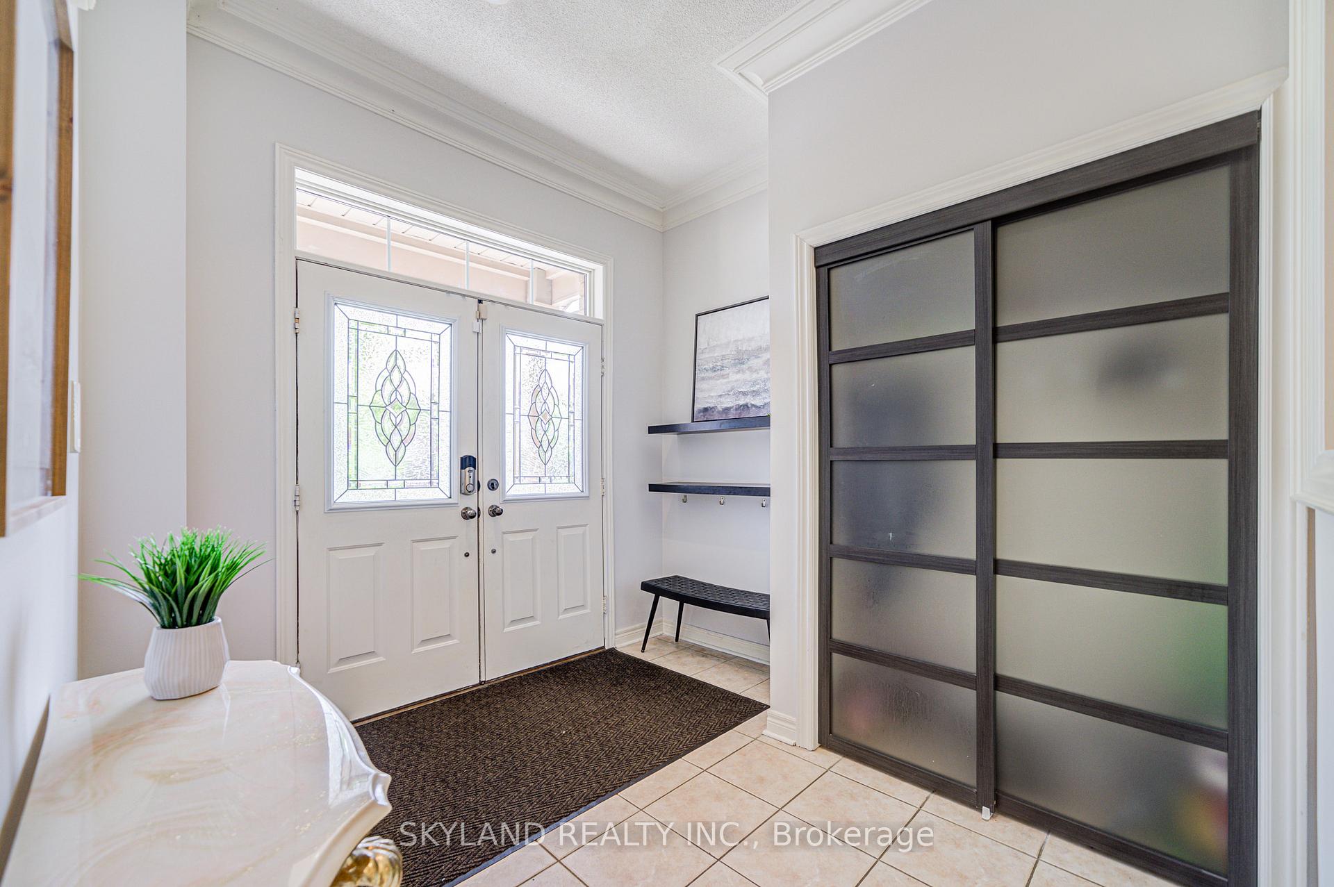 Photo 2 of 18 Bentoak Crescent, Vaughan, Patterson — HOMEH